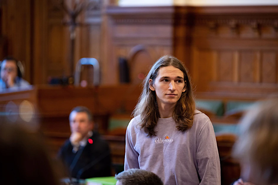 Maja T. bezeichnet sich als „nonbinär“. Hier im Gerichtssaal in Budapest.