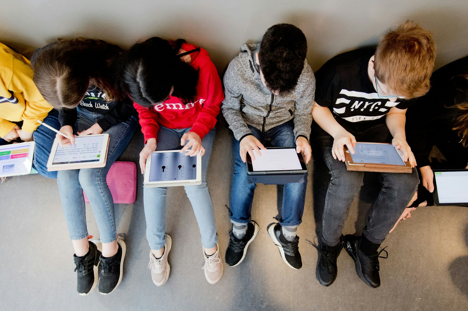Schüler einer 7. Klasse lernen mit iPads im Matheunterricht: In diesen Tagen bekommen die Eltern mitgeteilt, in welcher Schule es für ihre Kinder in der 7. Klasse weitergeht.  