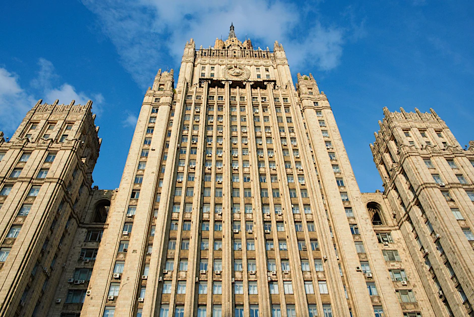 Das Russische Außenministerium bestellt den deutschen Botschafter ein.