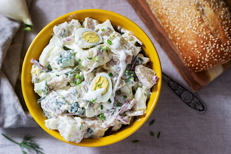 Estnischer Kartoffelsalat bietet die perfekte Mischung aus Gurke, Ein und Kartoffeln mit einer leckeren Soße aus saurer Sahne. In der DDR wusste man eben einfach, welches Rezept gut ist!