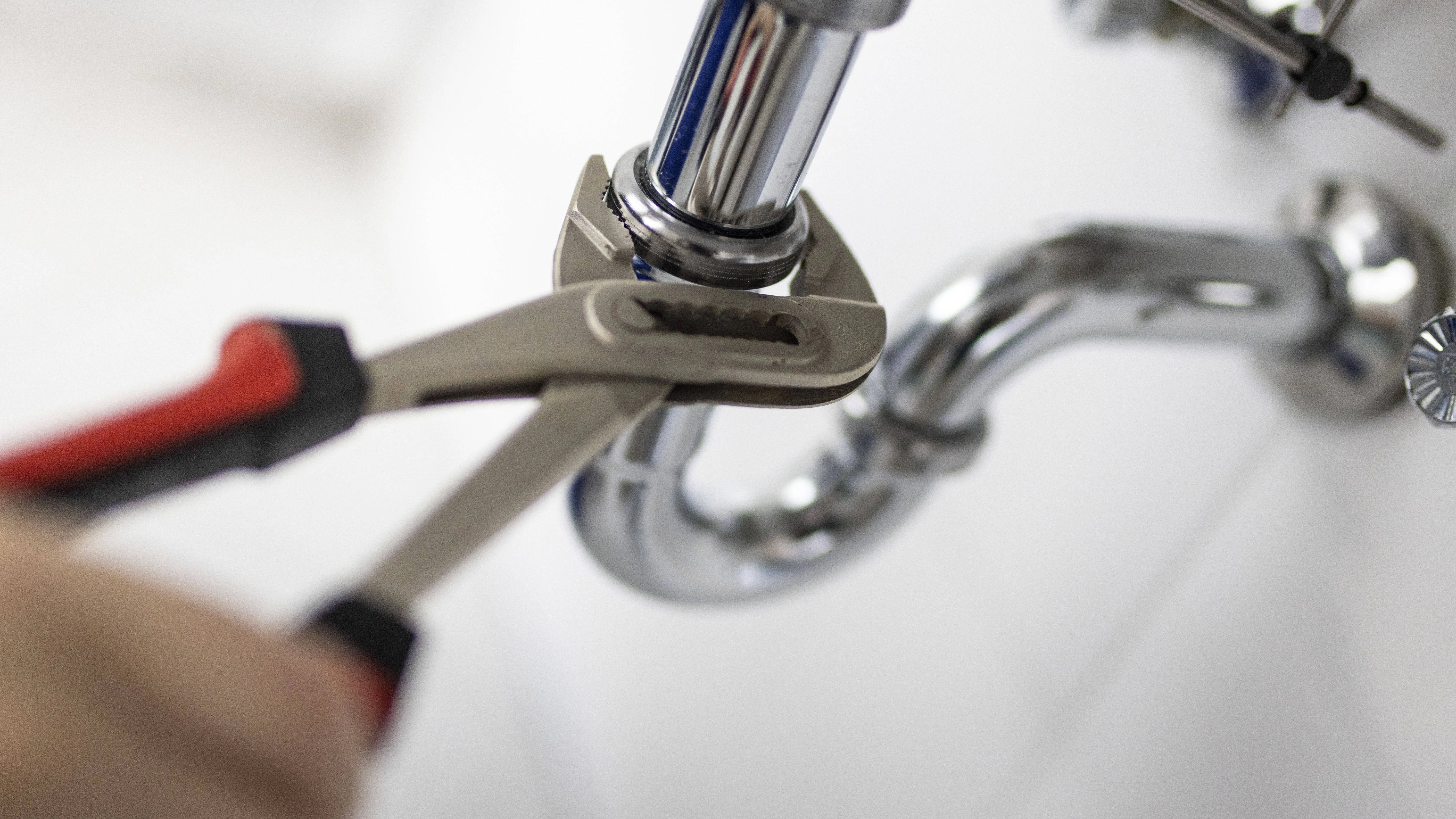 Der Siphon unter dem Waschbecken sollte normalerweise mit etwas Wasser gefüllt sein, damit keine Gerüche aus den Abflussrohren nach oben steigen können.