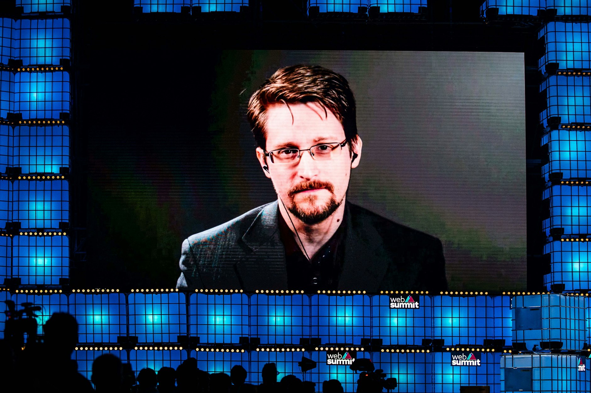 Edward Snowden wird 2019 via Videoverbindung während des Web Summit in Lissabon interviewt.