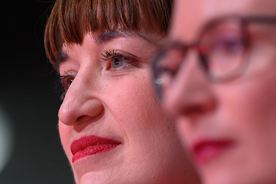 Heidi Reichinnek (l.), Fraktionsvorsitzende Die Linke im Bundestag, neben Ines Schwerdtner (r.), Parteivorsitzende.