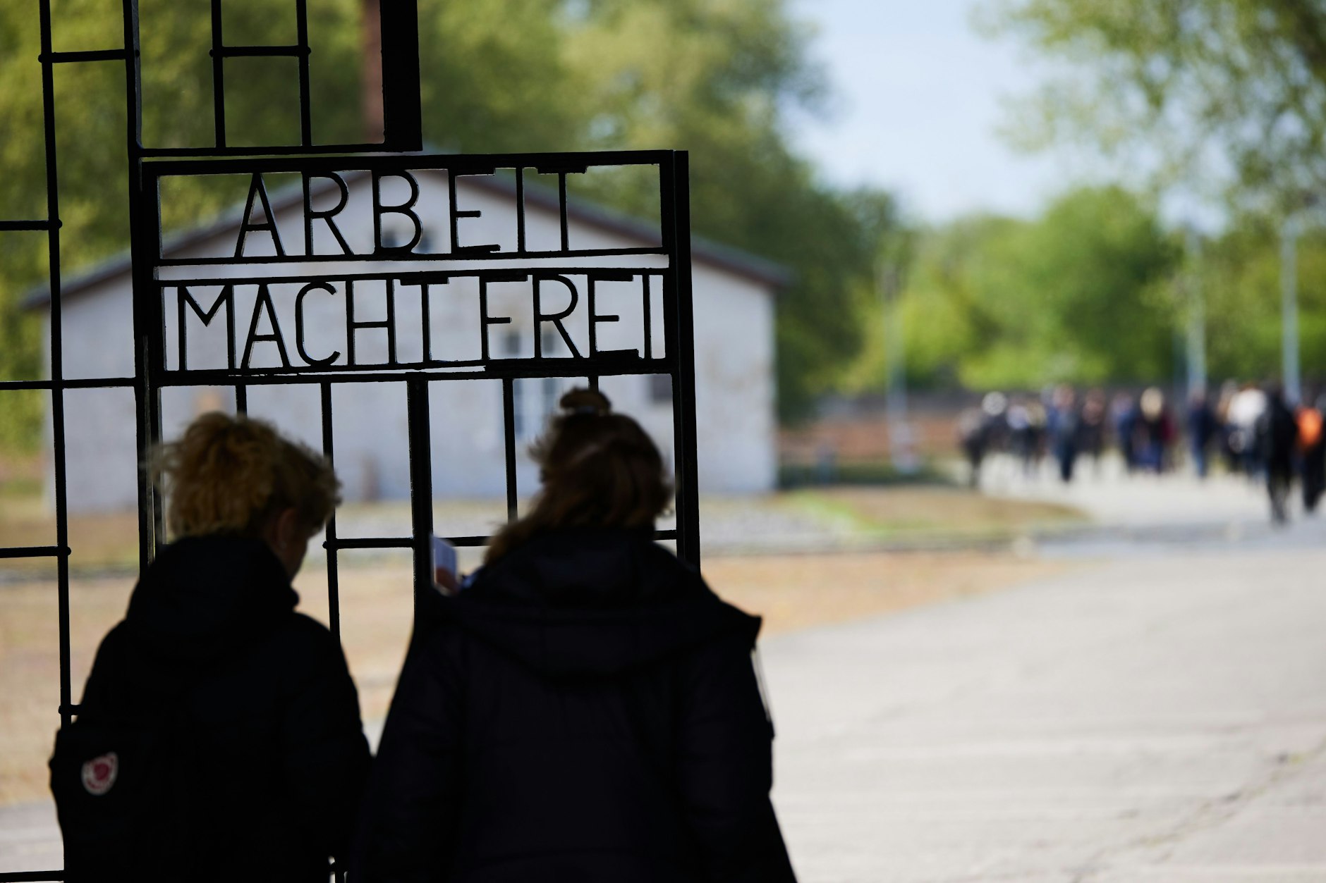 „Arbeit macht frei“ als Inschrift am Eingang zum KZ Sachsenhausen. Viele der Häftlinge wussten bereits bei ihrer Einlieferung, dass sie hier den Tod finden würden.