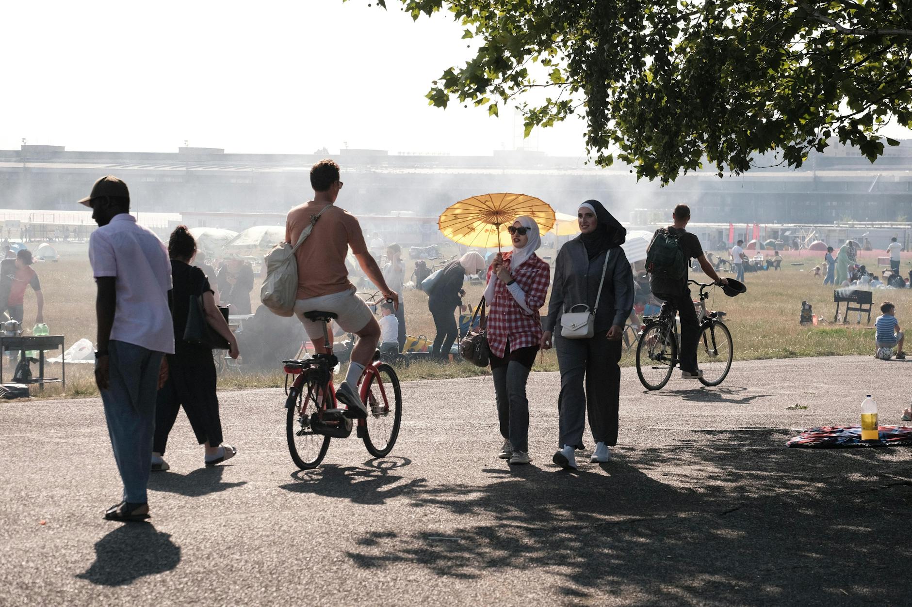 Grillen auf dem Tempelhofer Feld? Nach dem Unwetter vom Donnerstag dreht am Wochenende wieder der Sommer auf.