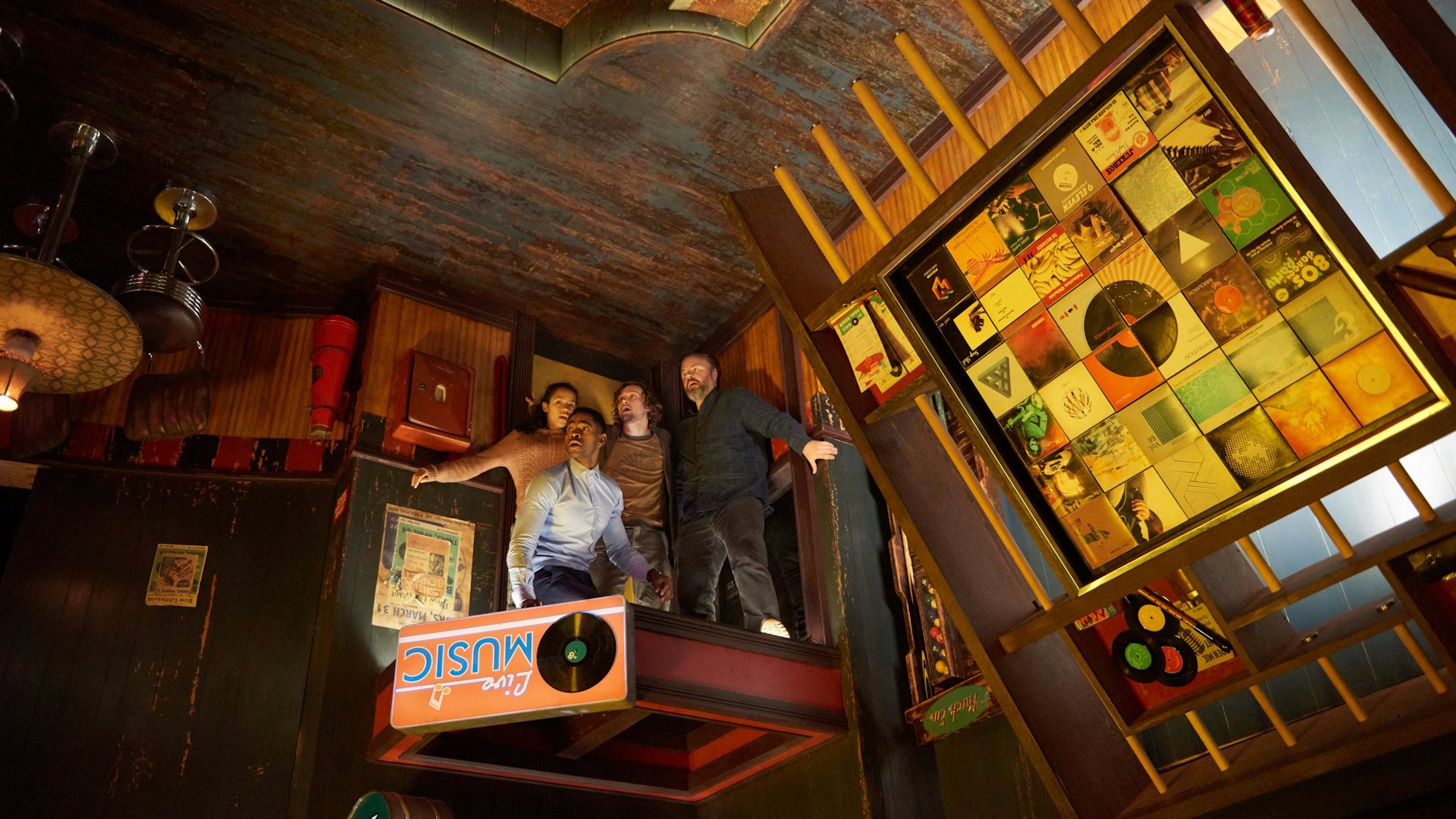 Im Horrorfilm Escape Room wird der Escape Room zur tödlichen Herauforderung. Echte Escape Rooms sind natürlich wesentlich sicherer - hier geht es nicht um Leben und Tod.