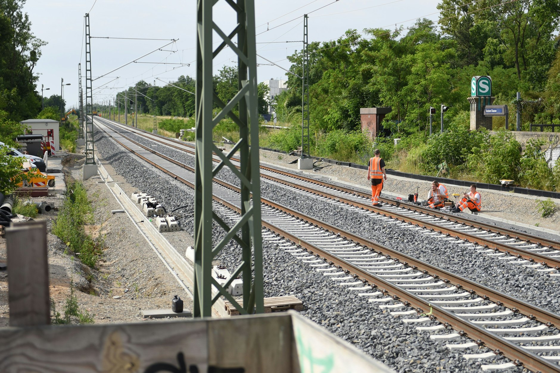Die neue Fern- und Regionalbahnstrecke für Berlin: Arbeiter sind nahe der Buckower Chaussee im Süden von Berlin auf der Dresdner Bahn unterwegs. Das Planfeststellungsverfahren begann 1997.