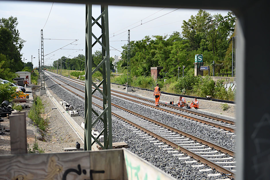 Die neue Fern- und Regionalbahnstrecke für Berlin: Arbeiter sind nahe der Buckower Chaussee im Süden von Berlin auf der Dresdner Bahn unterwegs. Das Planfeststellungsverfahren begann 1997.