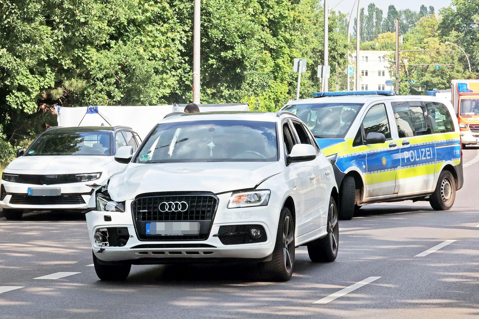 Die rechte, vordere Seite der Motorhaube ist bei dem Auto eingedrückt. Auf der Straße An der Wuhlheide wurde am Donnerstag eine 65-Jährige bei einem illegalen Autorennen von einem Auto erfasst und tödlich verletzt.