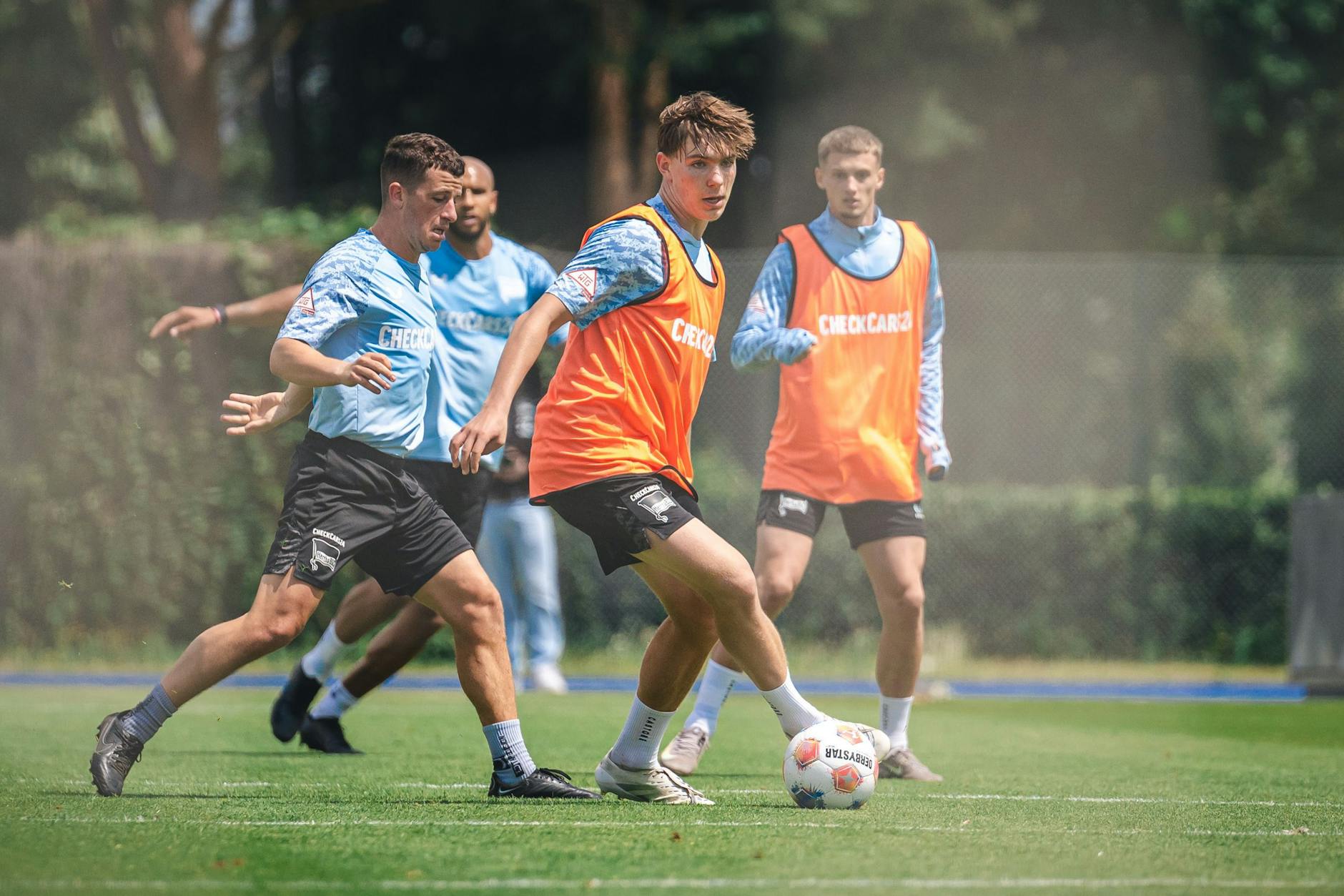 Herthas Wunderkind Kennet Eichhorn spielt mit seinen 15 Jahren bei den Profis groß auf. Hier im Duell gegen Diego Demme.