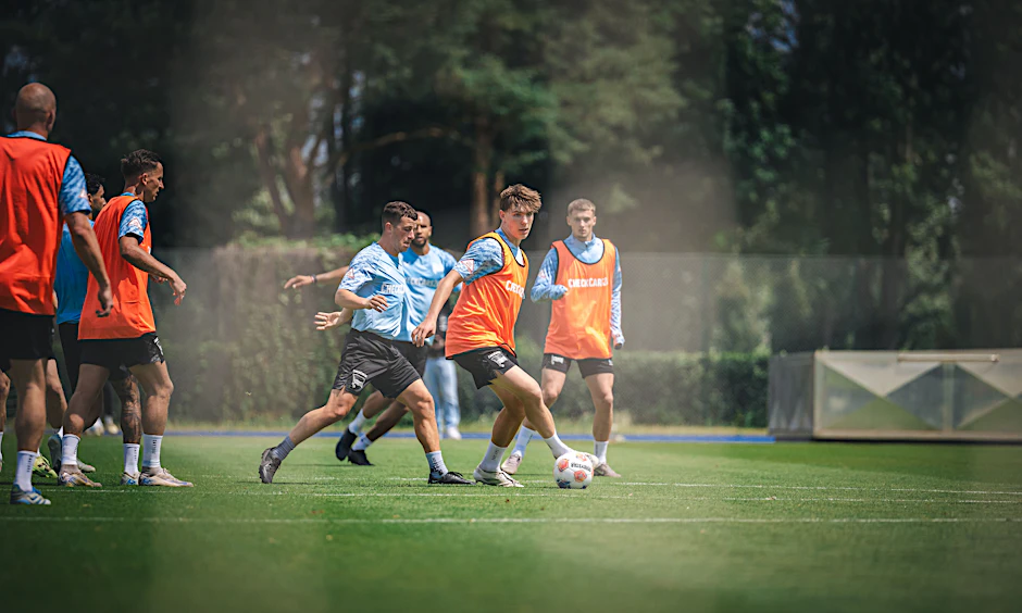 Herthas Wunderkind Kennet Eichhorn spielt mit seinen 15 Jahren bei den Profis groß auf. Hier im Duell gegen Diego Demme.
