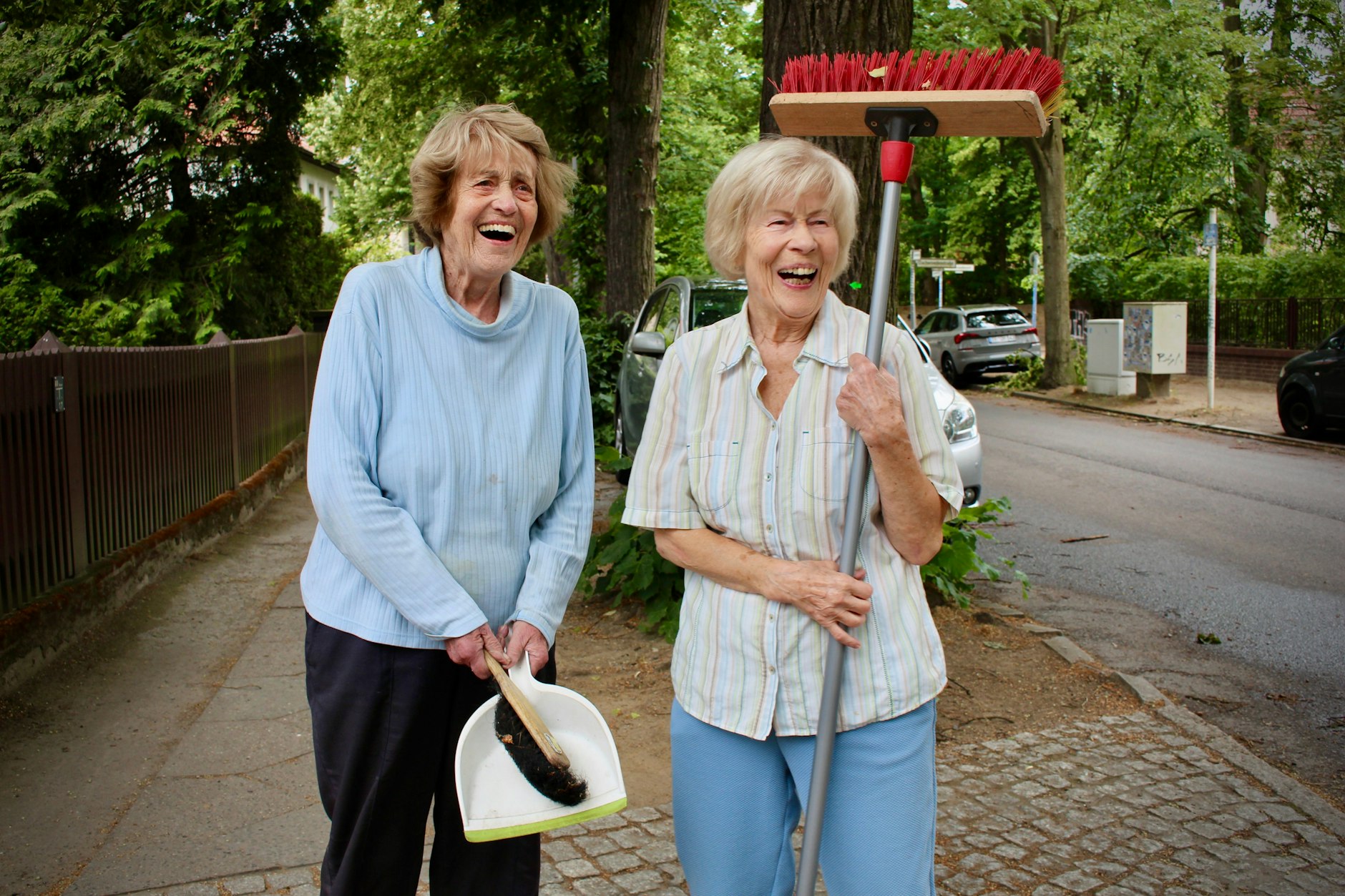 Edith Kramp (89) und Anneliese Schmidt (92) fegen die Gabrielenstraße in Reinickendorf, was das Zeug hält.