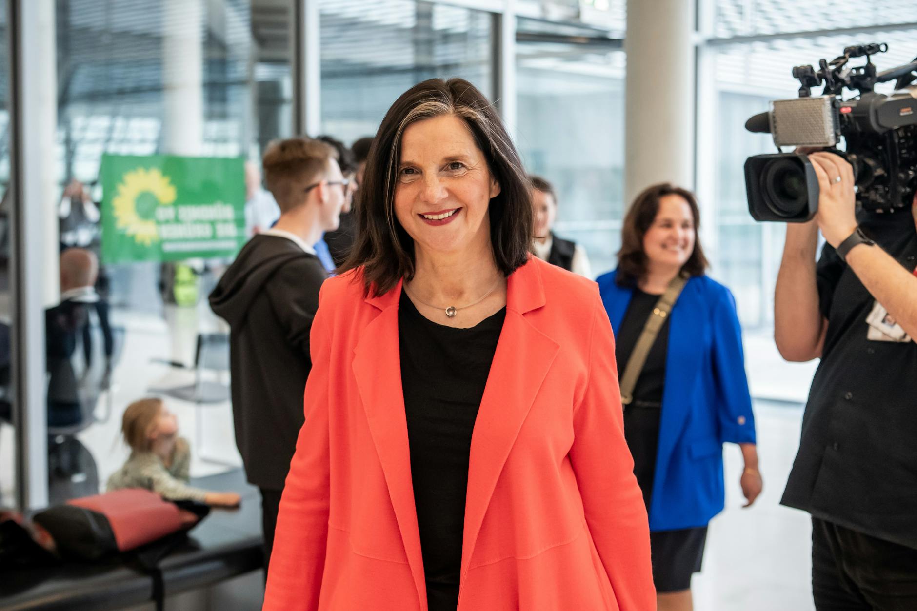 Katrin Göring-Eckardt (İttifak 90/Yeşiller) Alman Bundestag Başkan Yardımcısıdır.