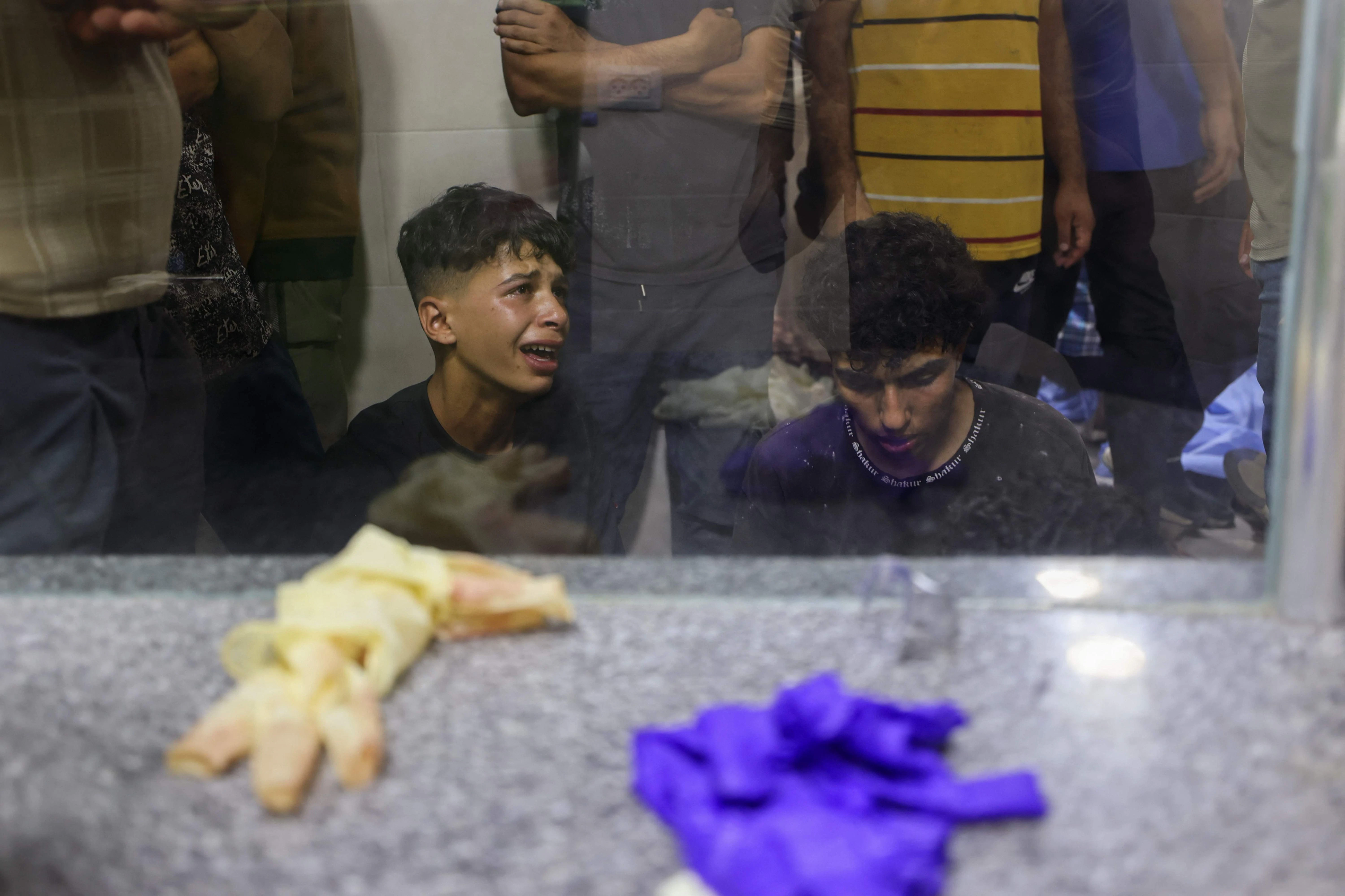 Palästinensische Jugendliche trauern um einen Verwandten, der bei israelischem Beschuss an einer Lebensmittelverteilungsstelle der Gaza Humanitarian Foundation an der Salaheddin-Straße getötet wurde.