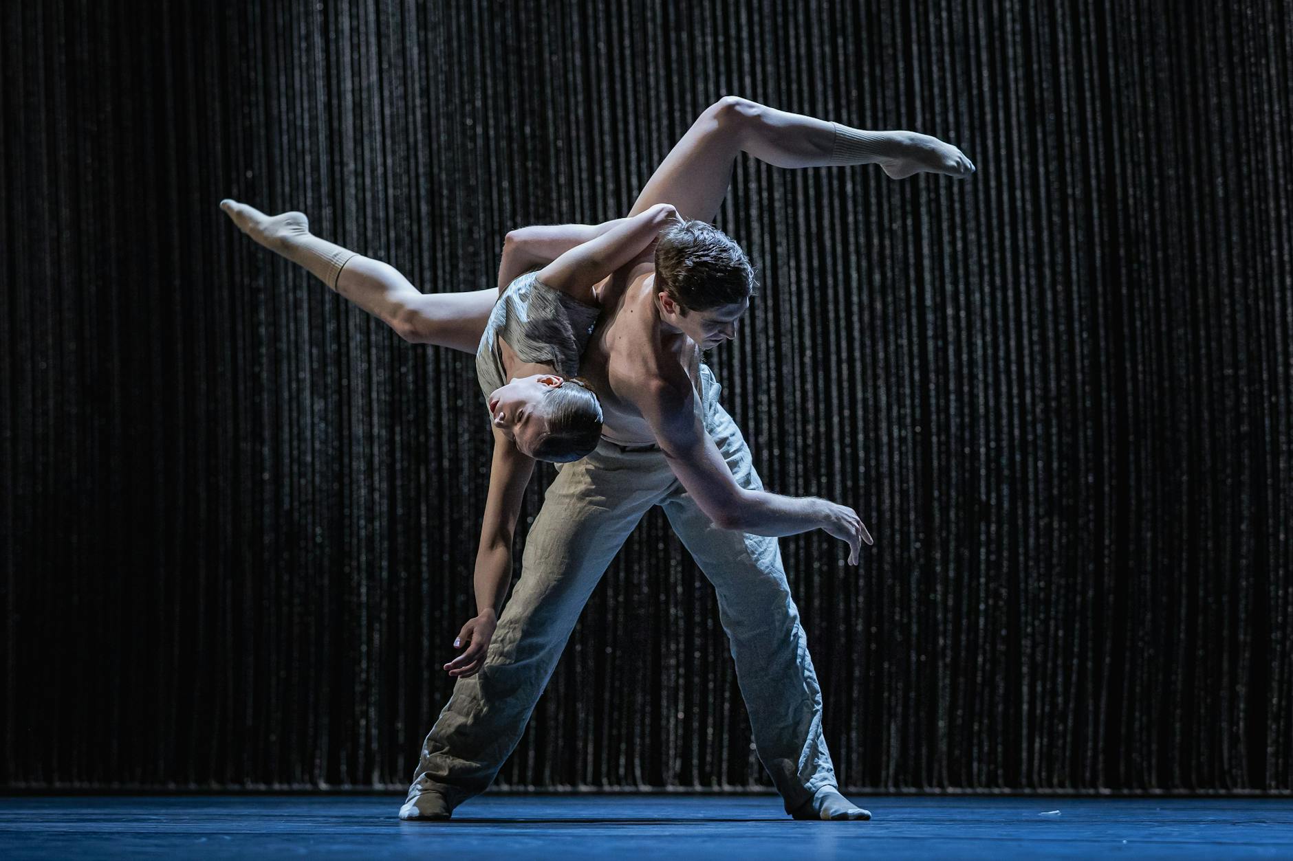 Szene aus „Gods and Dogs“ mit Michelle Willems und Matthew Knight