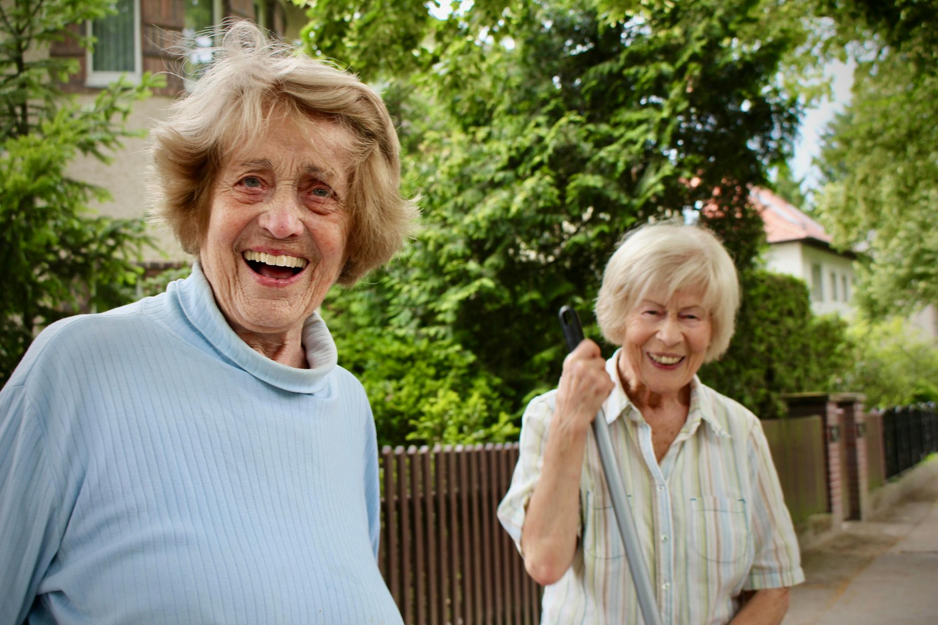 Edith (89) und Anneliese (92) in Reinickendorf: Mit Besen und Handfeger räumen sie nach dem Sturm vor dem Gartenzaun auf. „Wir machen das gern, es soll doch ordentlich aussehen!“