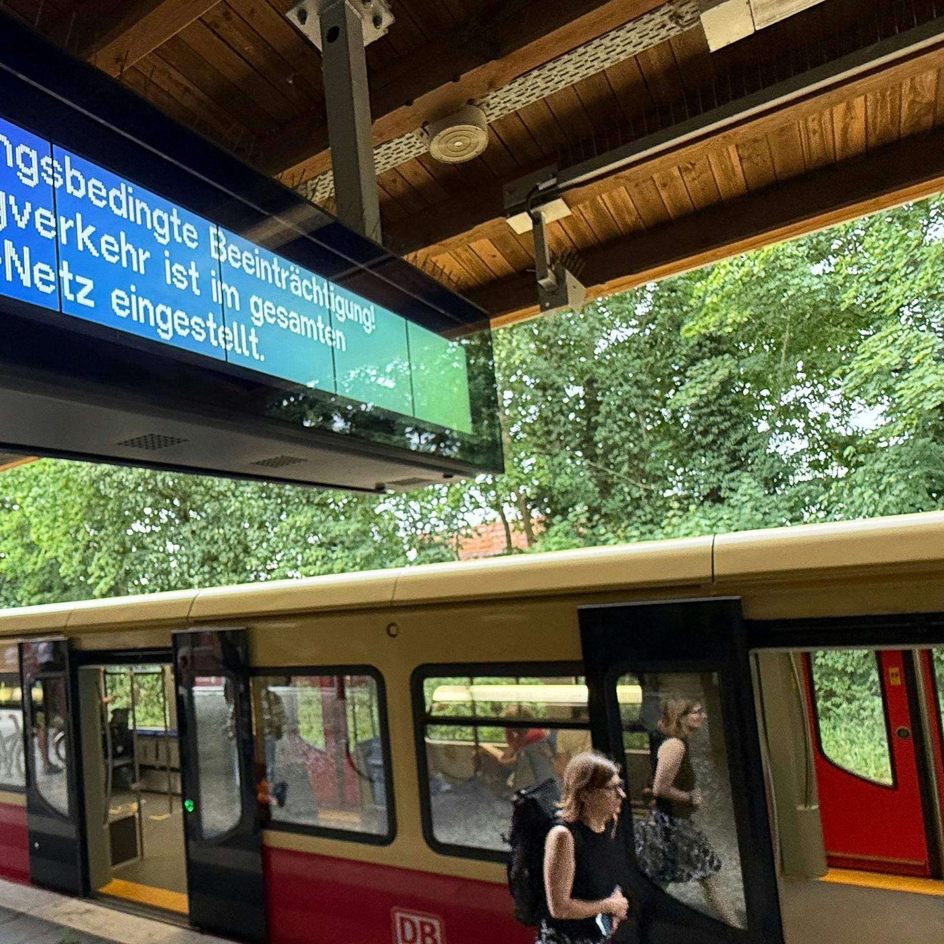 Image - S-Bahn Berlin nach Unwetter weiter unterbrochen: Diese Linien sind betroffen, Ersatzverkehr