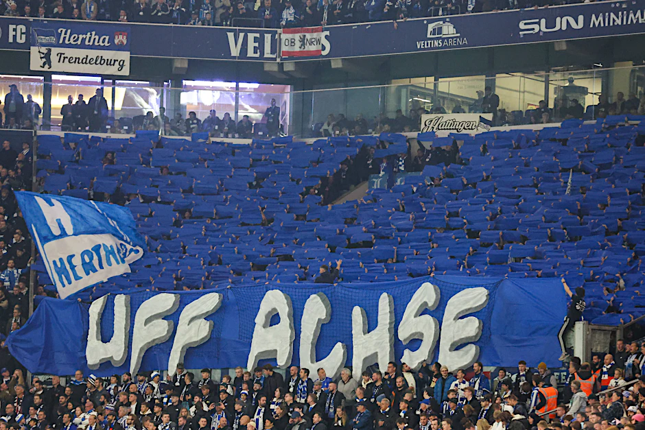 Herthas Fans müssen gleich am 1. Spieltag nach Gelsenkirchen reisen. Die blau-weißen Profis spielen auf Schalke.