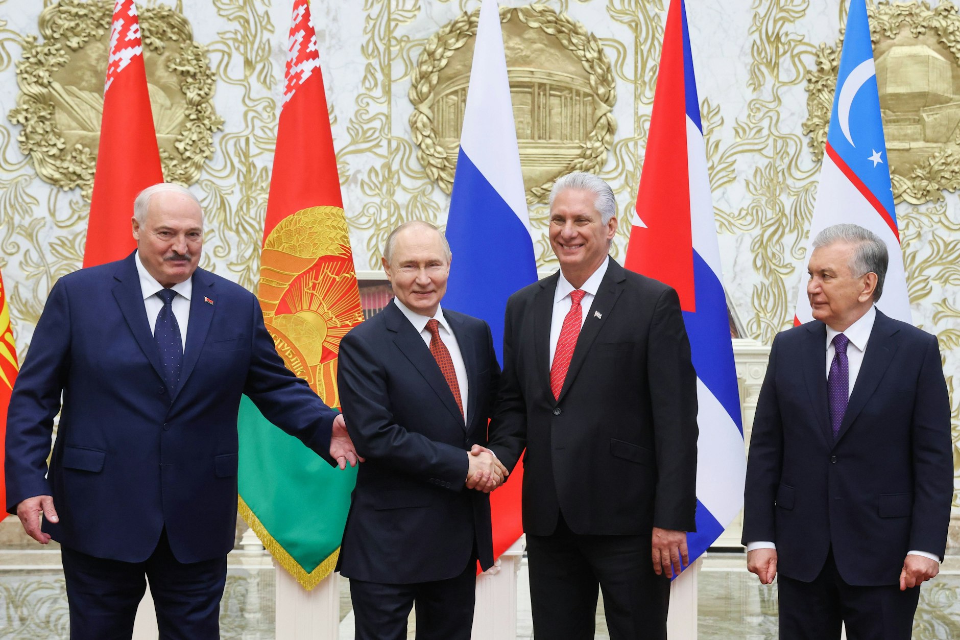 Minsk: Die Präsidenten Alexander Lukaschenko aus Belarus, Wladimir Putin aus Russland, Miguel Díaz-Canel aus Kuba und Shavkat Mirziyoyev aus Usbekistan (von links) posieren für ein Foto.