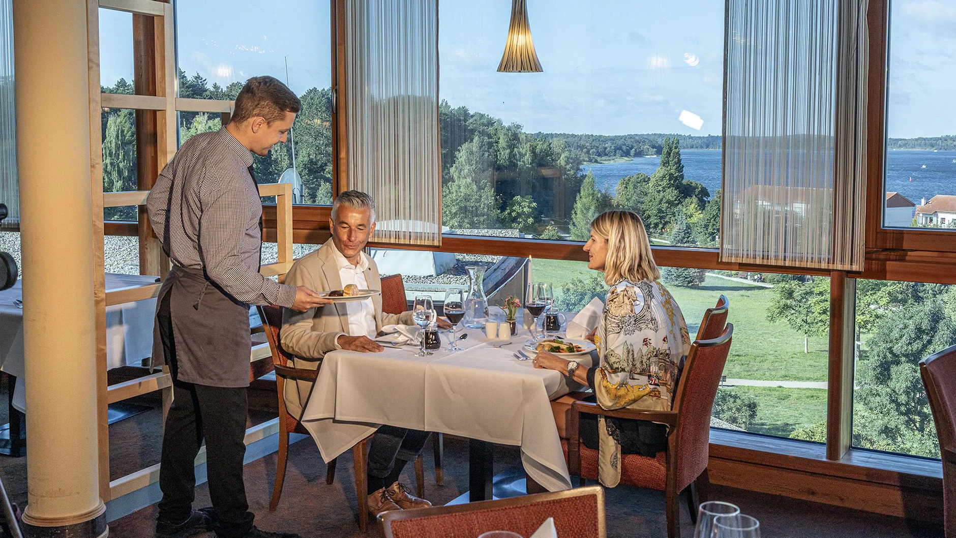 Das Panoramarestaurant bietet einen herrlichen Blick auf die Müritz – und wunderschöne Sonnenuntergänge.