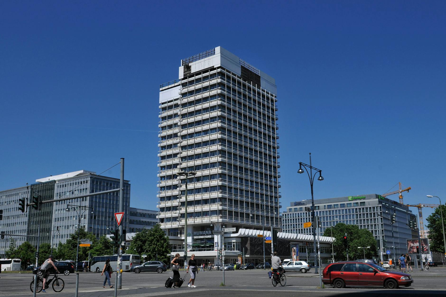 Prosimy o skorzystanie z szerokiego objazdu: skrzyżowanie Alexanderstraße/Otto-Braun-Straße po prostu nie należy do przyjemnych.