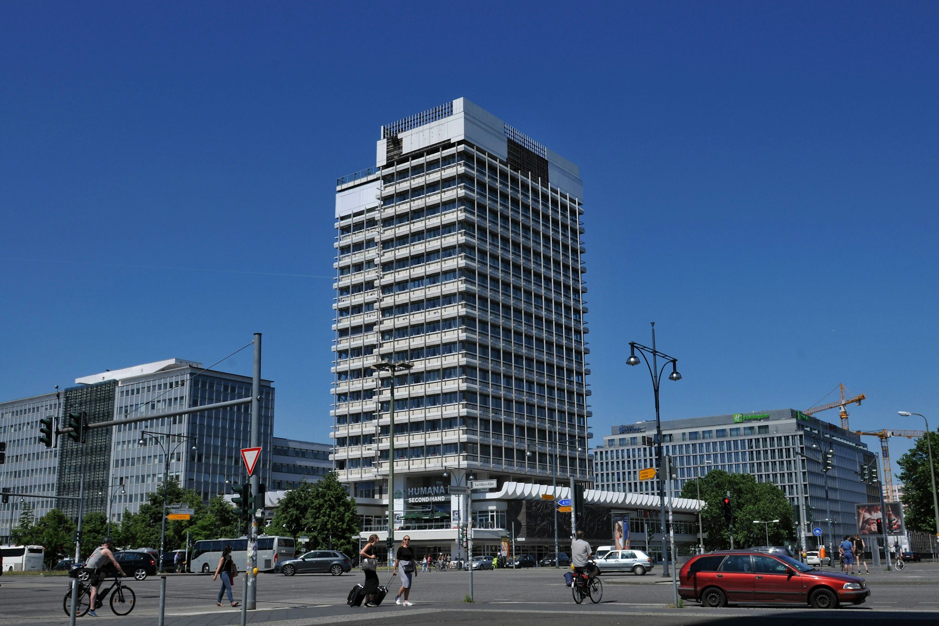 Prosimy o skorzystanie z szerokiego objazdu: skrzyżowanie Alexanderstraße/Otto-Braun-Straße po prostu nie należy do przyjemnych.