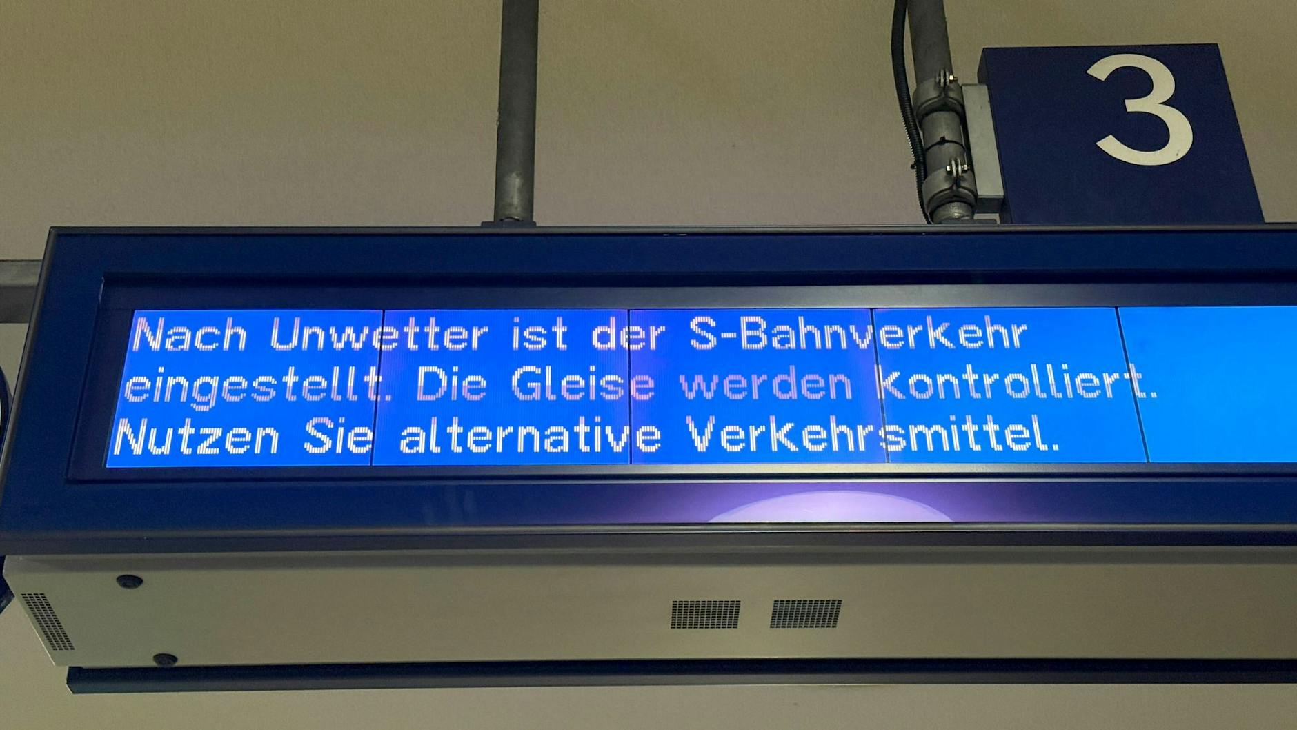 Um 18.15 Uhr wurde der S-Bahnverkehr in Berlin eingestellt. Auch heute Morgen fahren die S-Bahnen nur unregelmäßig.