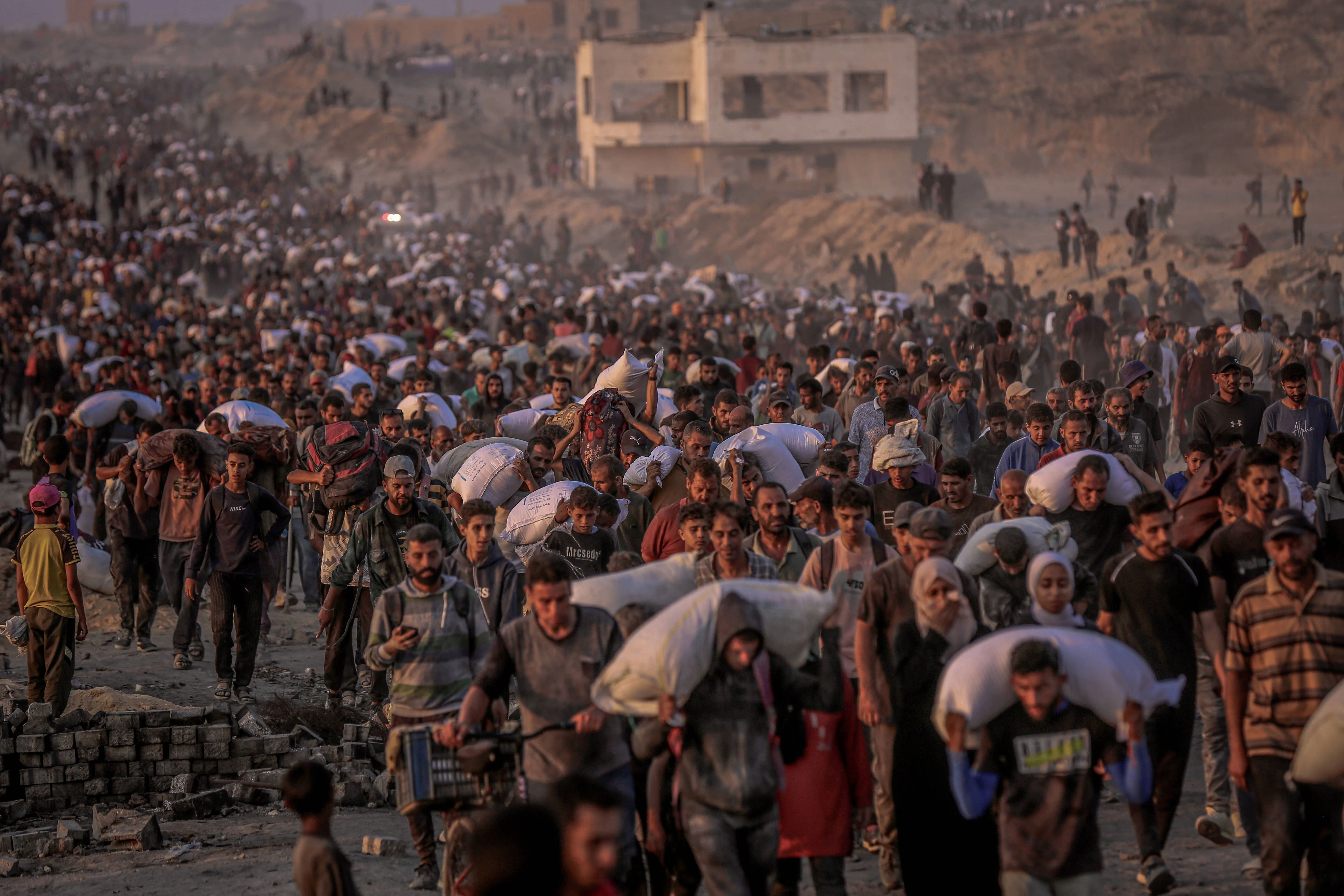 Tausende hungernde Palästinenser in Gaza strömen zum Hilfsverteilungszentrum der Humanitarian Relief Foundation.