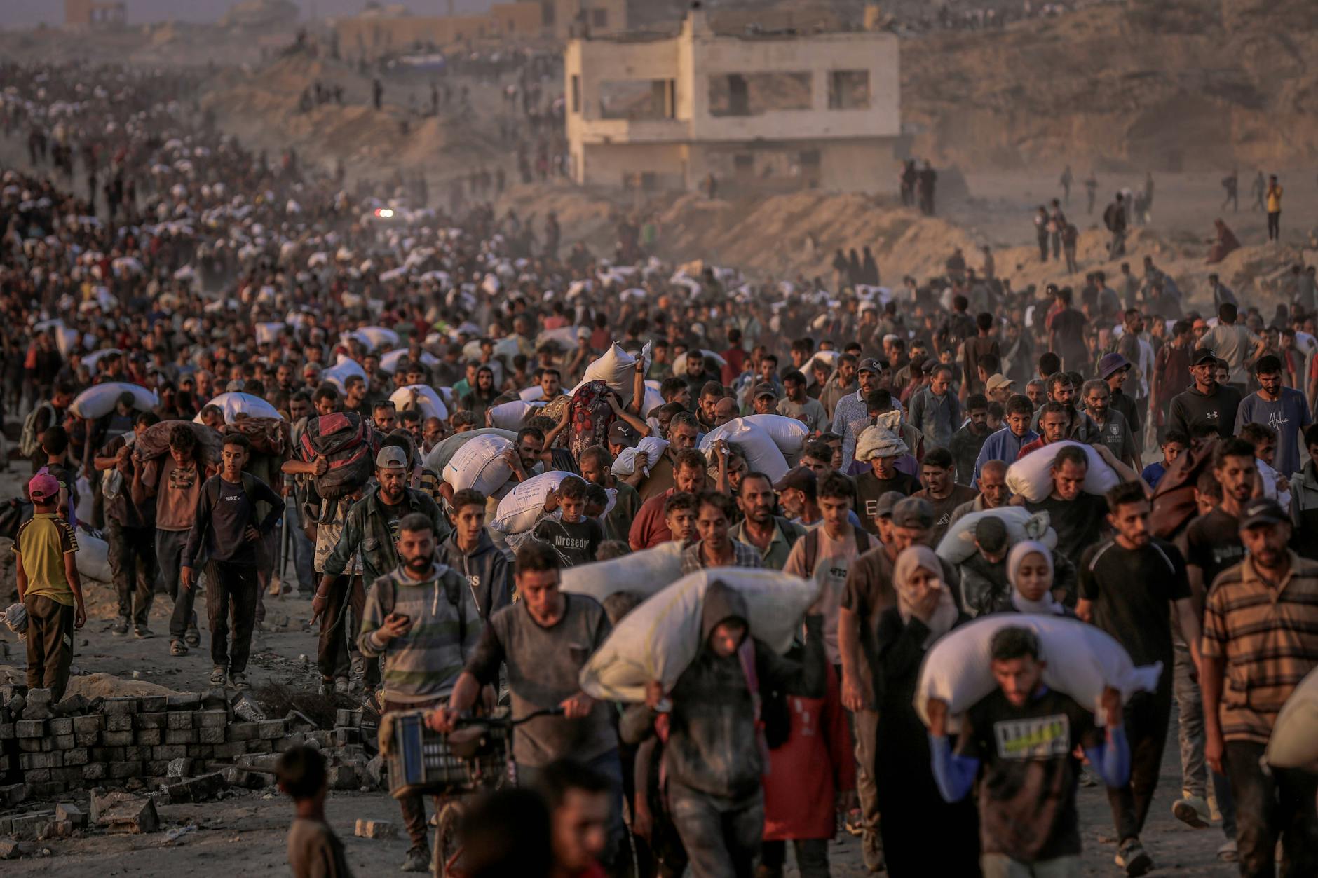 Tausende hungernde Palästinenser in Gaza strömen zum Hilfsverteilungszentrum.