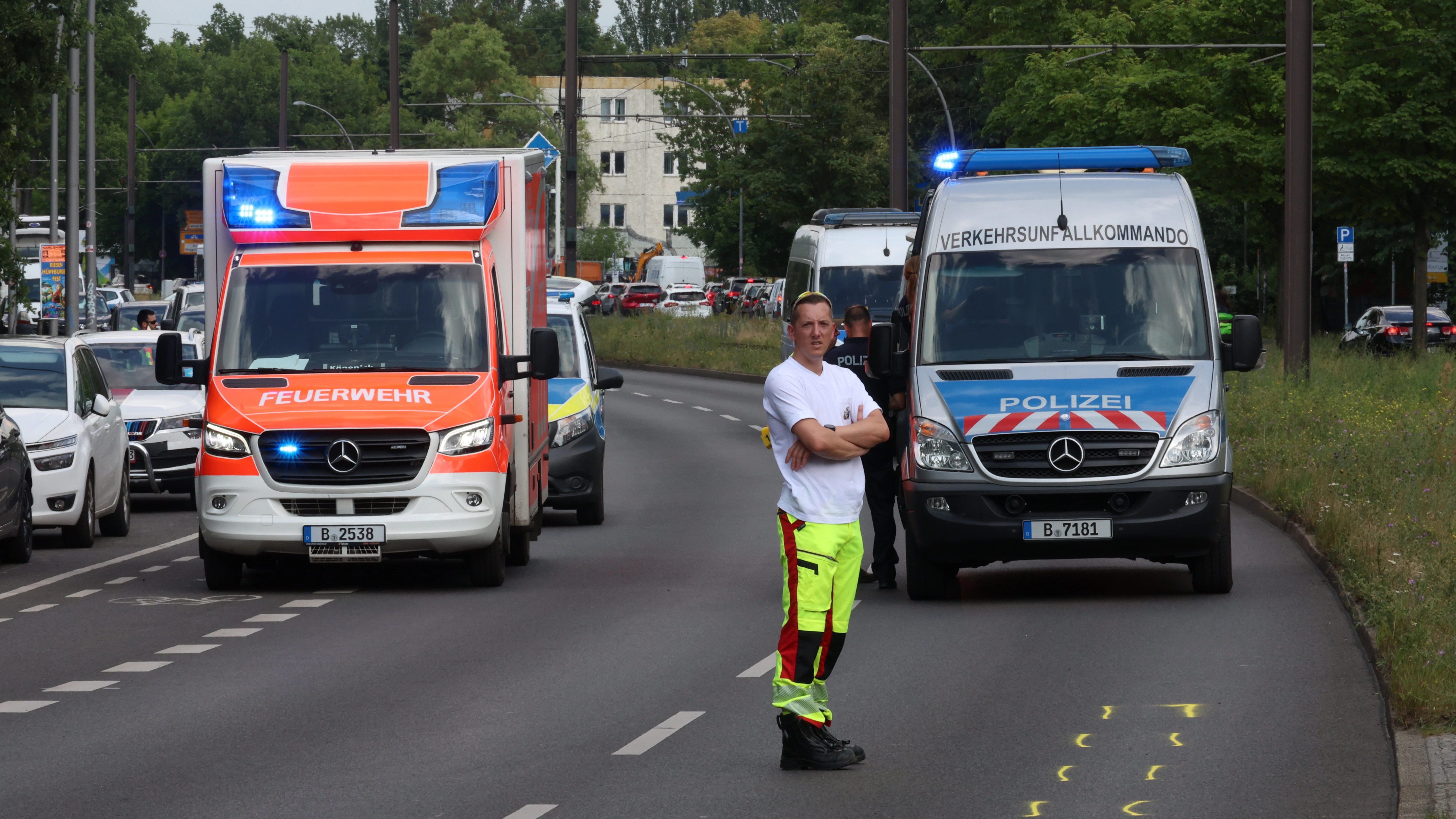 Die alarmierten Einsatzkräfte konnten die Frau nicht mehr retten, sie verstarb noch am Unfallort. 