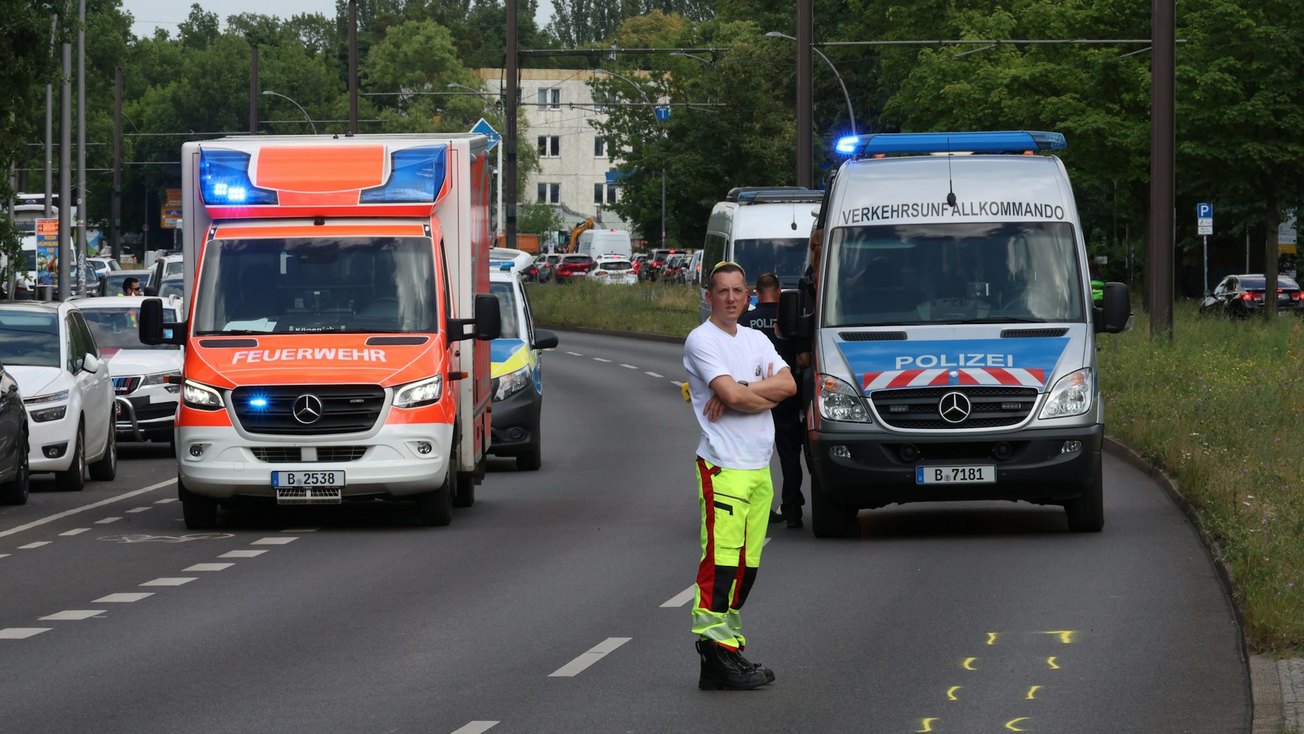 Die alarmierten Einsatzkräfte konnten die Frau nicht mehr retten, sie verstarb noch am Unfallort. 