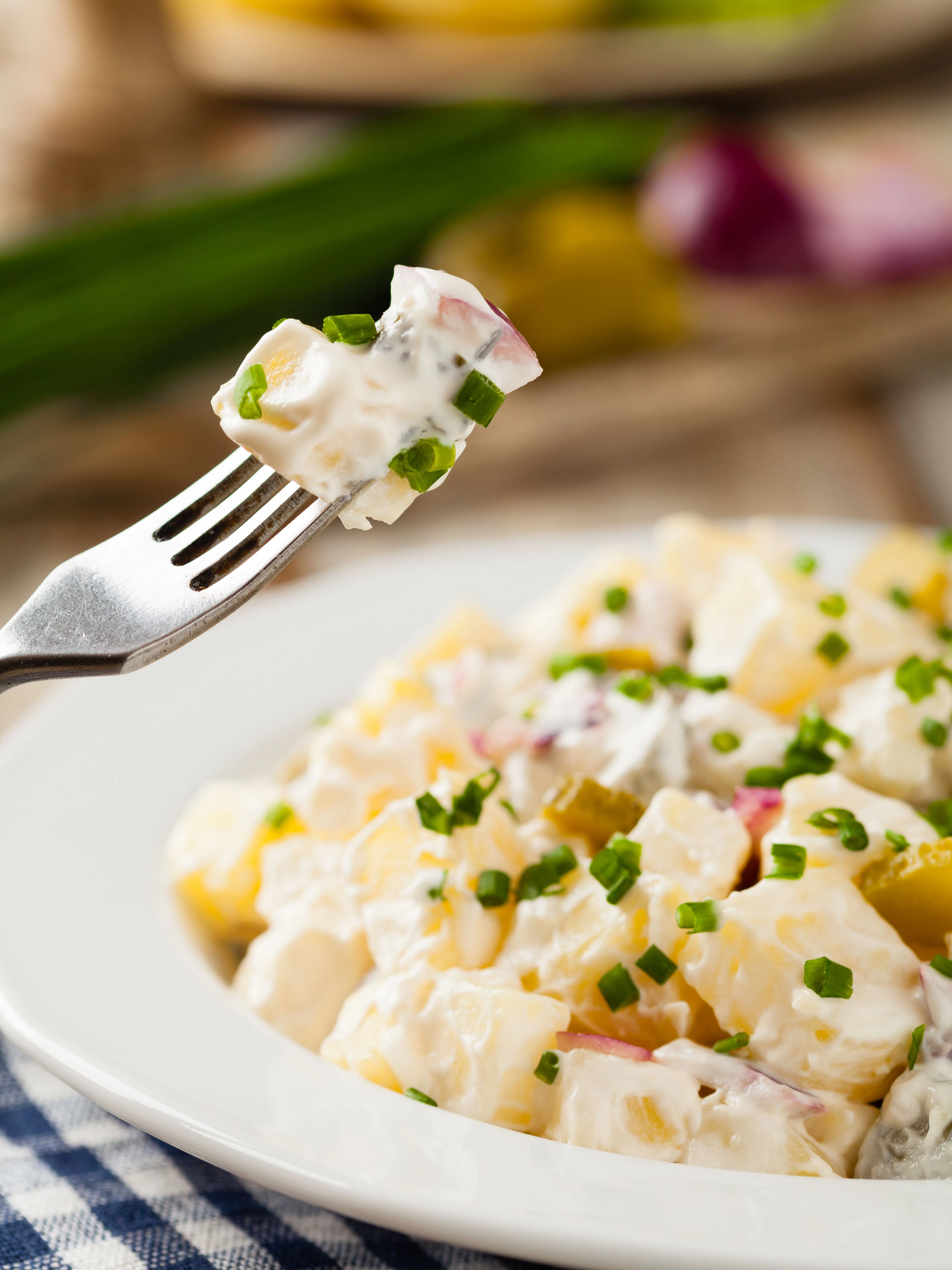 Schonmal estnischen Kartoffelsalat probiert? Das Rezept aus dem Kochbuch der DDR ist nur eines von vielen leckeren Rezepten für Kartoffelsala