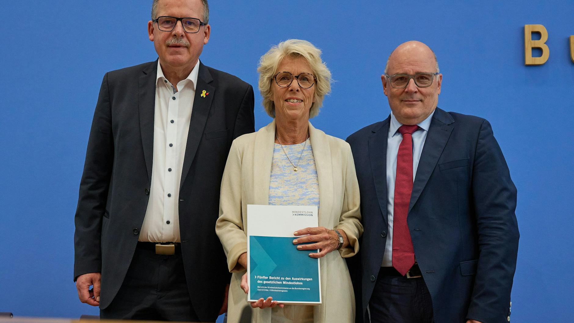 Gewerkschafter Stefan Koerzell, Christiane Schoenefeld, Vorsitzende der Mindestlohnkommission, und Arbeitgebervertreter Steffen Kampeter verkündeten die Beschlüsse zum neuen Mindestlohn.