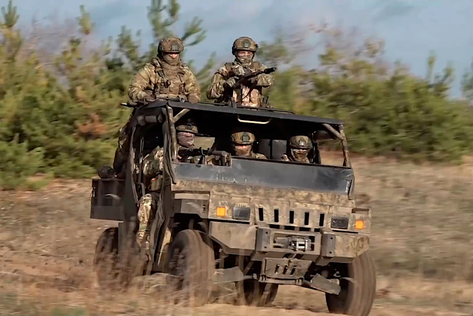 Russische Soldaten nehmen eine Stellung in der Ukraine ein.
