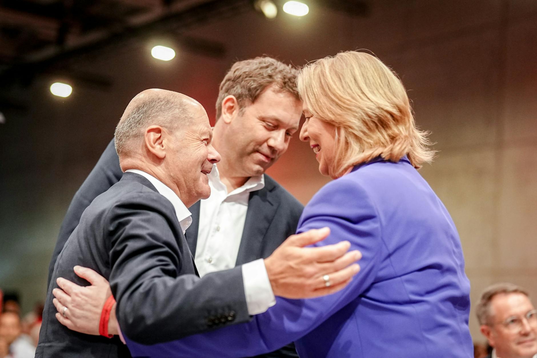 June 27, 2025, Berlin: Bärbel Bas (SPD), Federal Minister of Labor and Social Affairs and SPD party chairwoman, and Lars Klingbeil (SPD), Federal Minister of Finance, Vice-Chancellor and SPD federal chairman, receive congratulations from Olaf Scholz (SPD), former Federal Chancellor, at the SPD federal party conference after their election as SPD party chairmen.