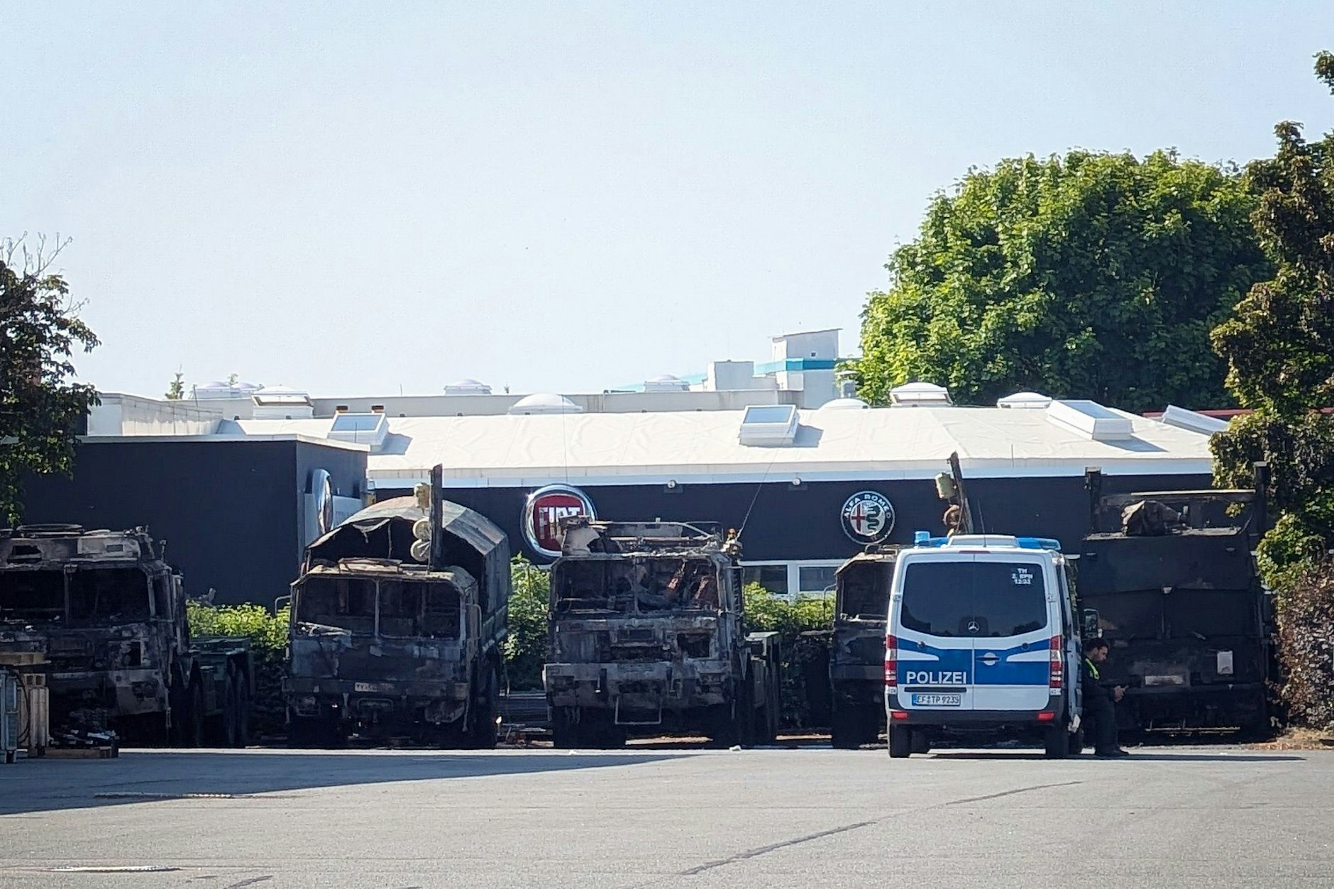 In Erfurt brannten mehrere Bundeswehr-Lastwagen. Die Hintergründe sind unklar.