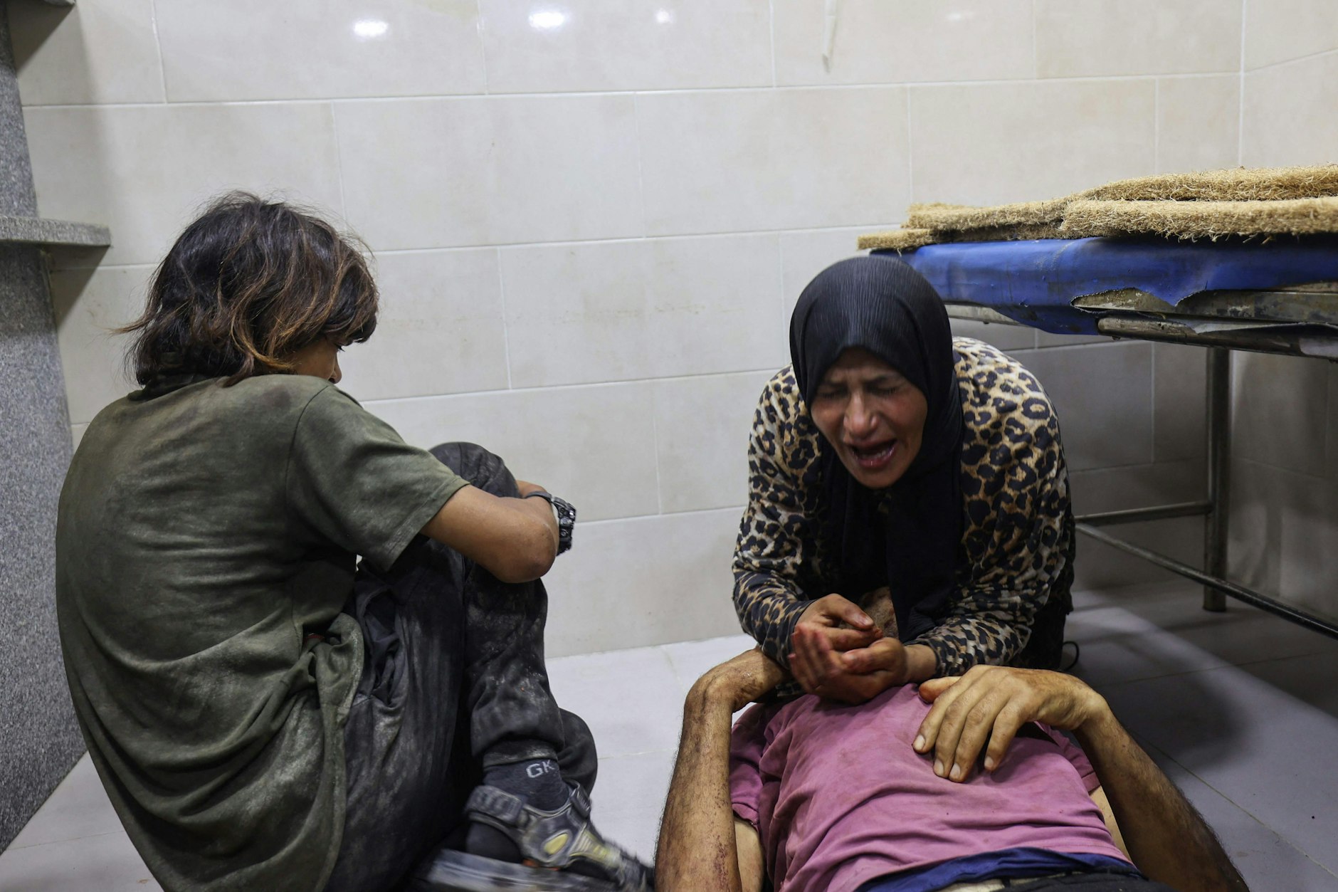 Palästinenser trauern um einen Mann, der beim Beschuss an einer Lebensmittelverteilungsstelle der privat geführten Gaza Humanitarian Foundation getötet wurde.