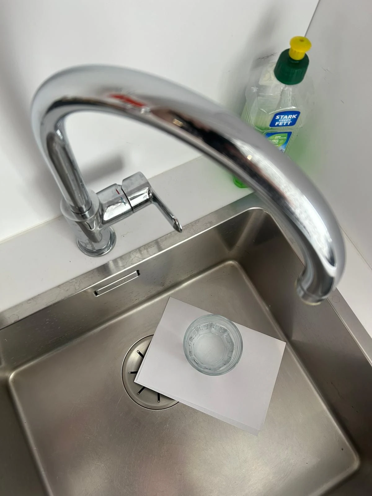 Das Blatt Papier in der Spüle vermeidet, dass das Wasser im Siphon verdunstet. Dann können auch keine ekelhaften Gerüche aus dem Abfluss aufsteigen.