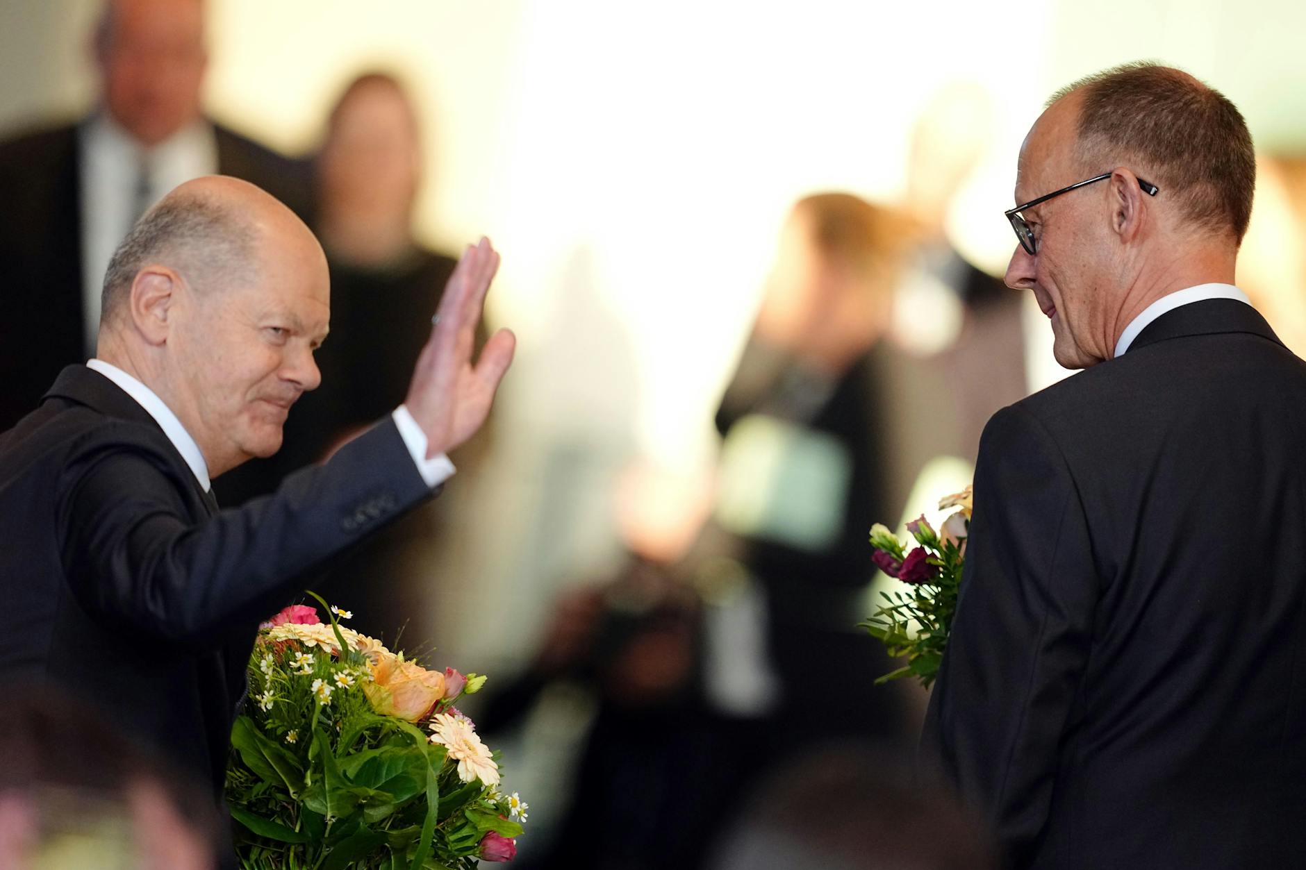 Olaf Scholz (l, SPD), ehemaliger Bundeskanzler, und der neu gewählte Bundeskanzler Friedrich Merz (CDU) während der Amtsübergabe im Bundeskanzleramt.