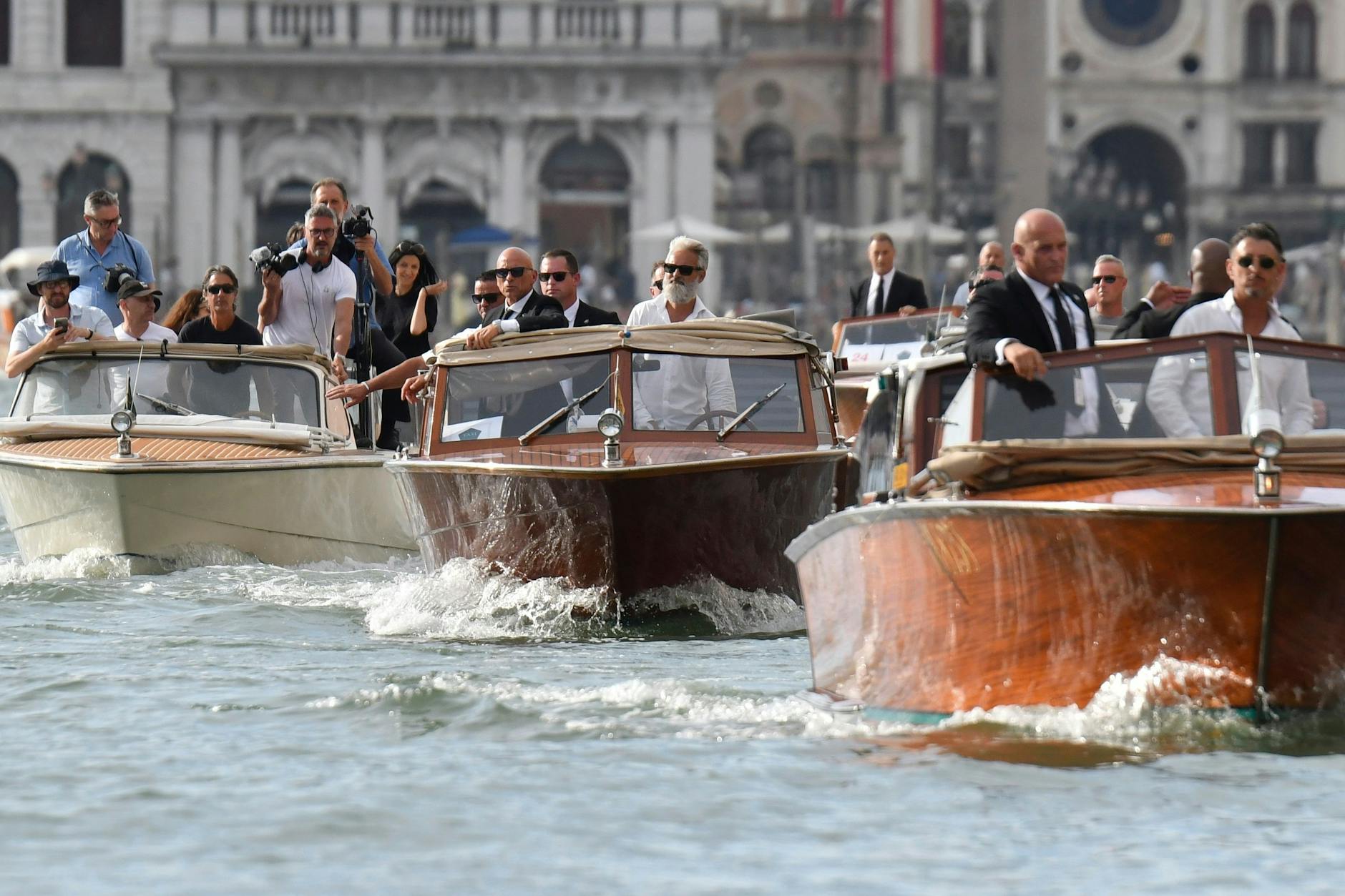 Von Paparazzi verfolgt: Das Boot mit Jeff Bezos (in der Mitte) fährt am Markusplatz vorbei zur Hochzeitsinsel.