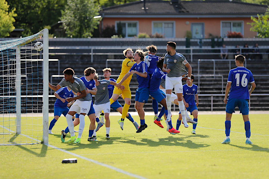 Rufat Dadashov springt bei der Ecke am höchsten, köpft den Ball zum 1:0 für den BFC ins Tor der TSG Neustrelitz.