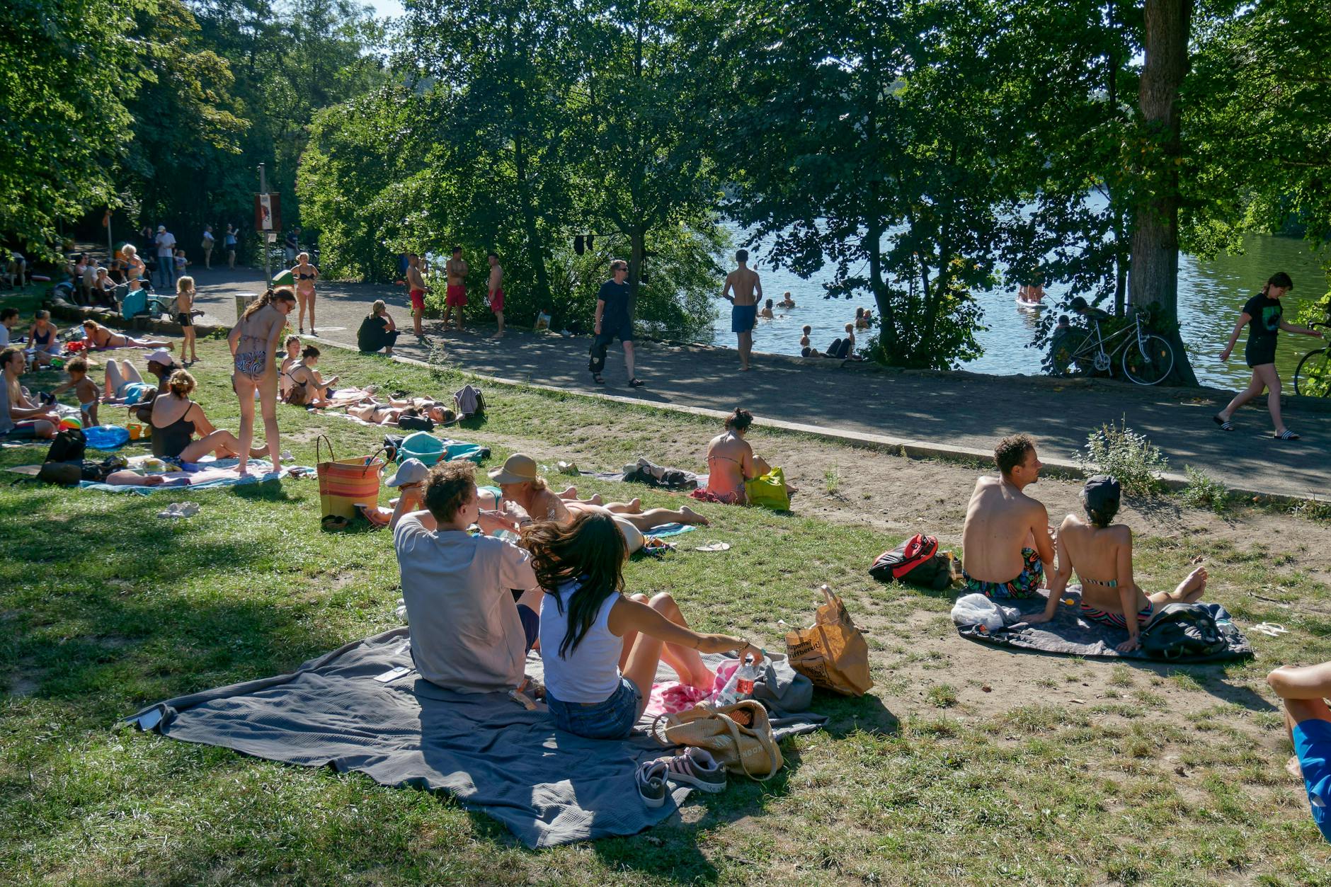 Viele Berliner nutzen das Sommerwetter für einen Ausflug an den See.