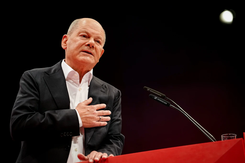 Altkanzler, über den sich die SPD freut: Scholz verabschiedet sich – mit Spitze gegen Schröder