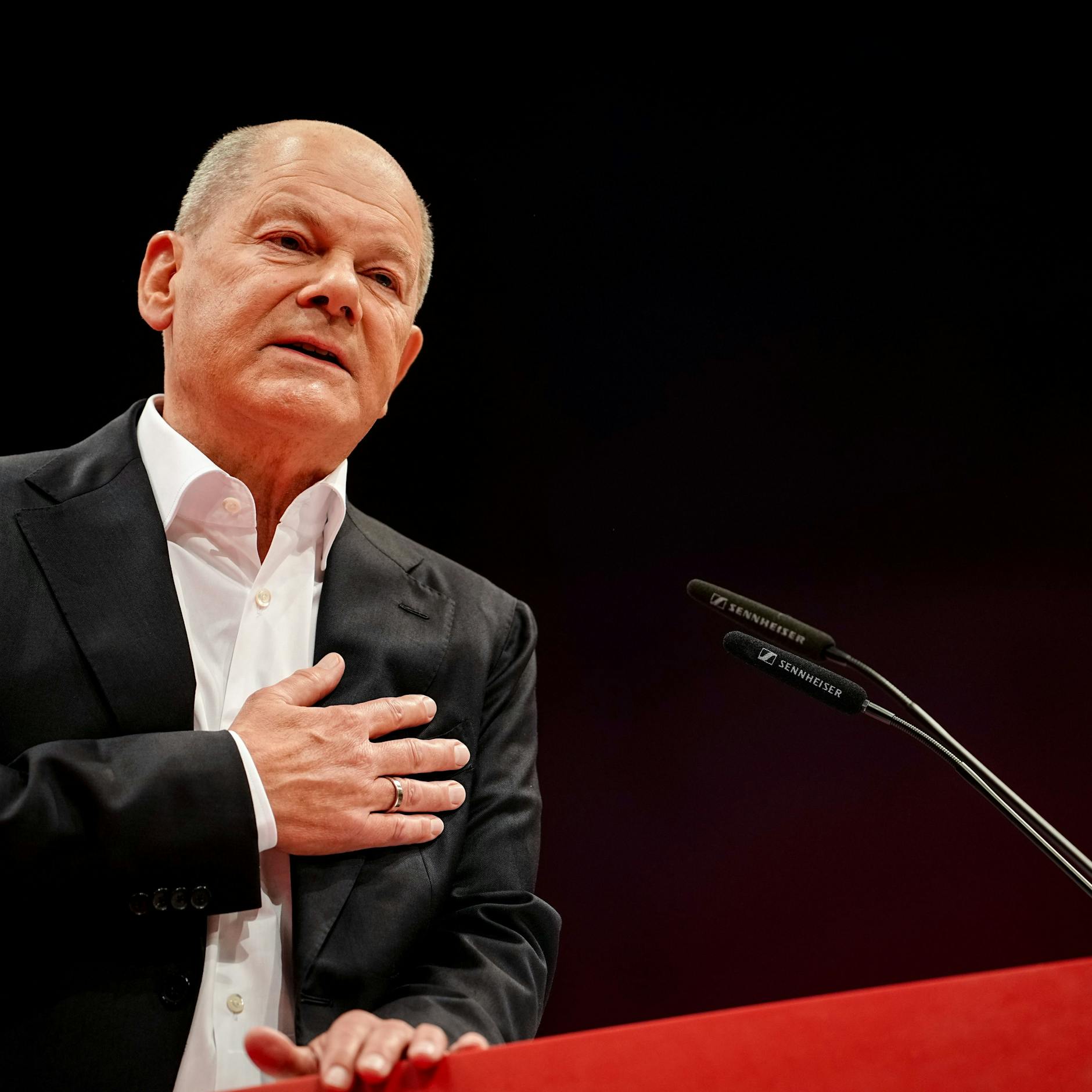 Image - SPD-Parteitag: Olaf Scholz verabschiedet sich – mit Spitze gegen Gerhard Schröder
