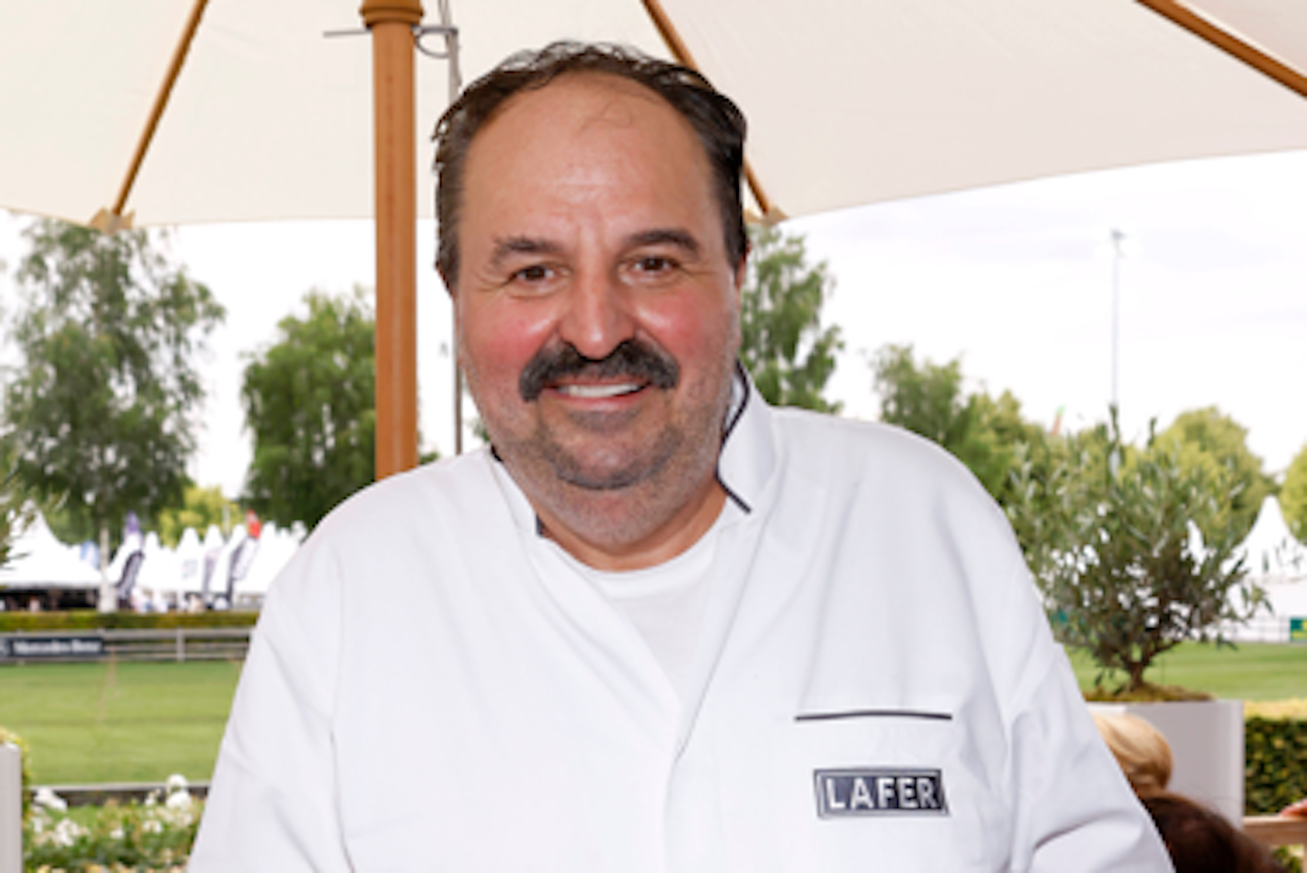 Johann Lafer berichtet amüsiert über die Würstchen vom Grill seiner Kindheit.