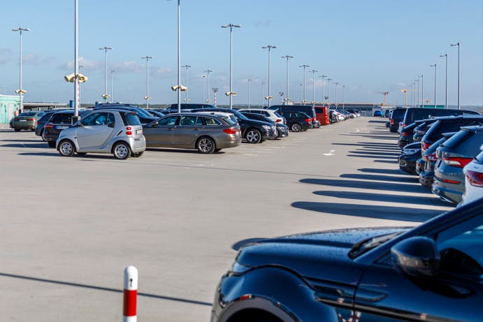 Der Vater stellte in der Sommerhitze sein Auto auf dem Parkplatz vor seiner Firma ab. Er dachte nicht an seinen kleinen Jungen auf der Rückbank (Symbolfoto).