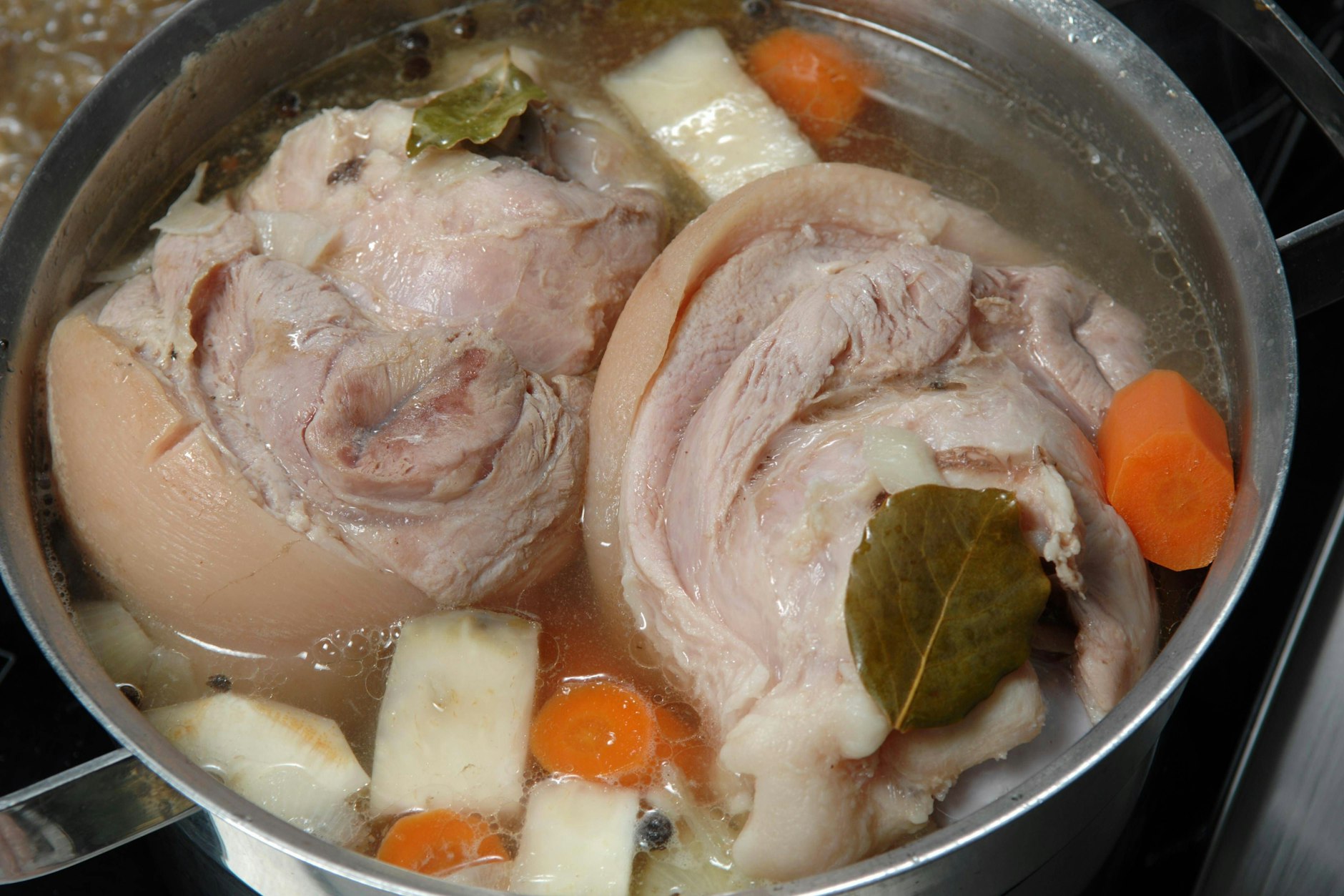 Eisbein ist ein klassisches Altberliner Gericht. Das Fleisch muss lange kochen, damit es schön zart wird.