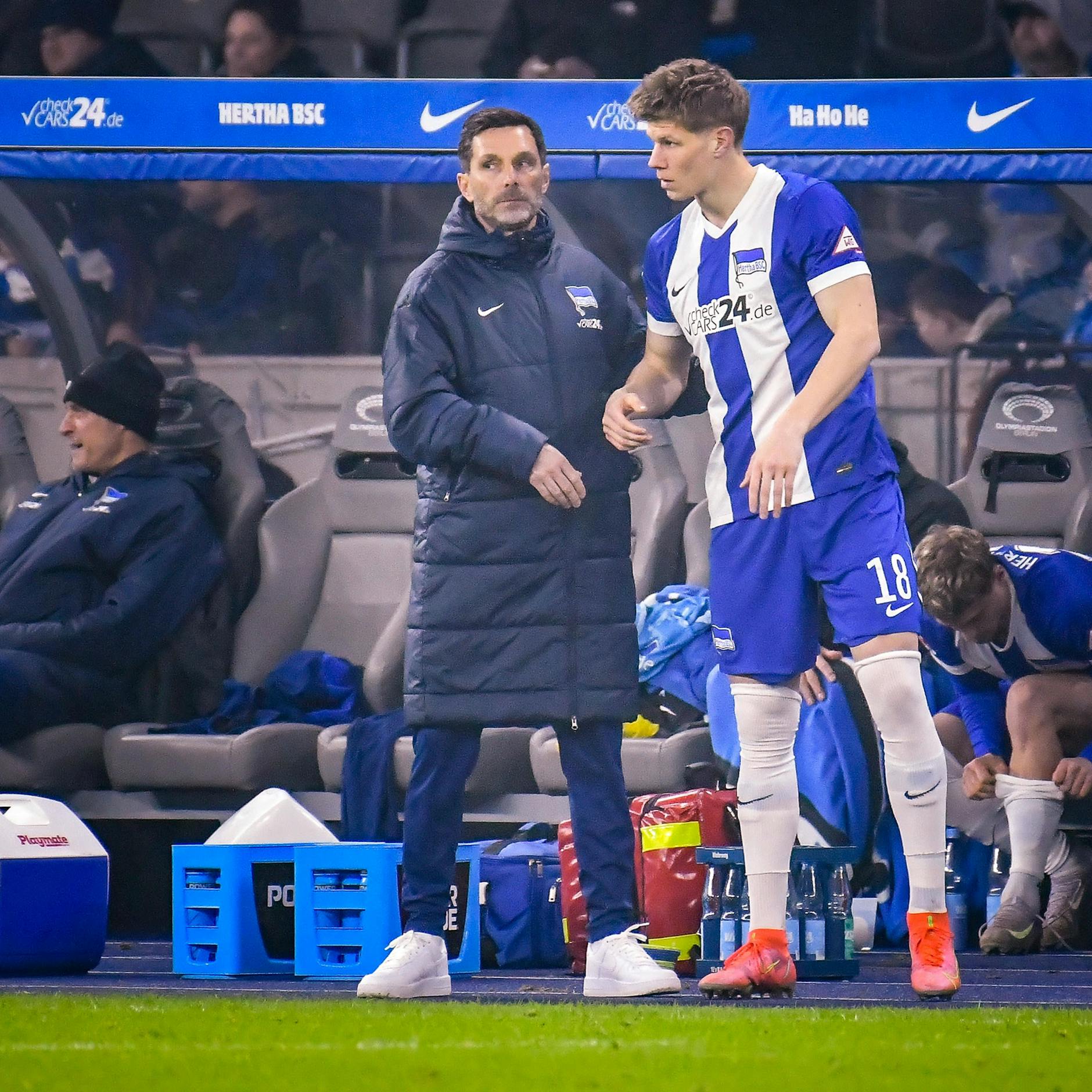 Hertha-Trainer Stefan Leitl gibt Luca Schuler bei seiner Einwechslung letzte Anweisungen.