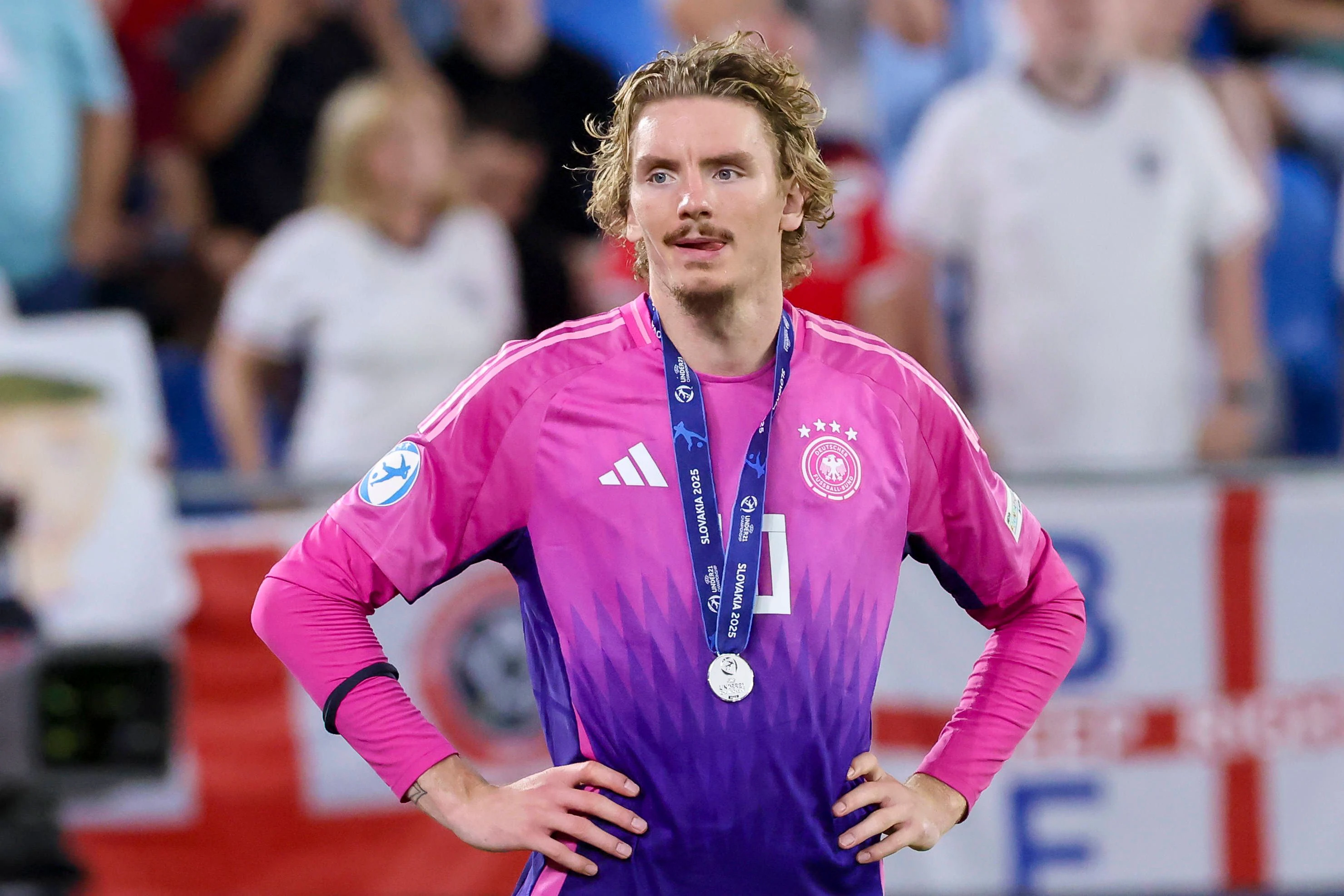 Stuttgart-Stürmer Nick Woltemade ist wegen des Interesses des FC Bayern in aller Munde. Der Stress auf dem Transfermarkt merkte man ihm im Finale der U21-EM an.
