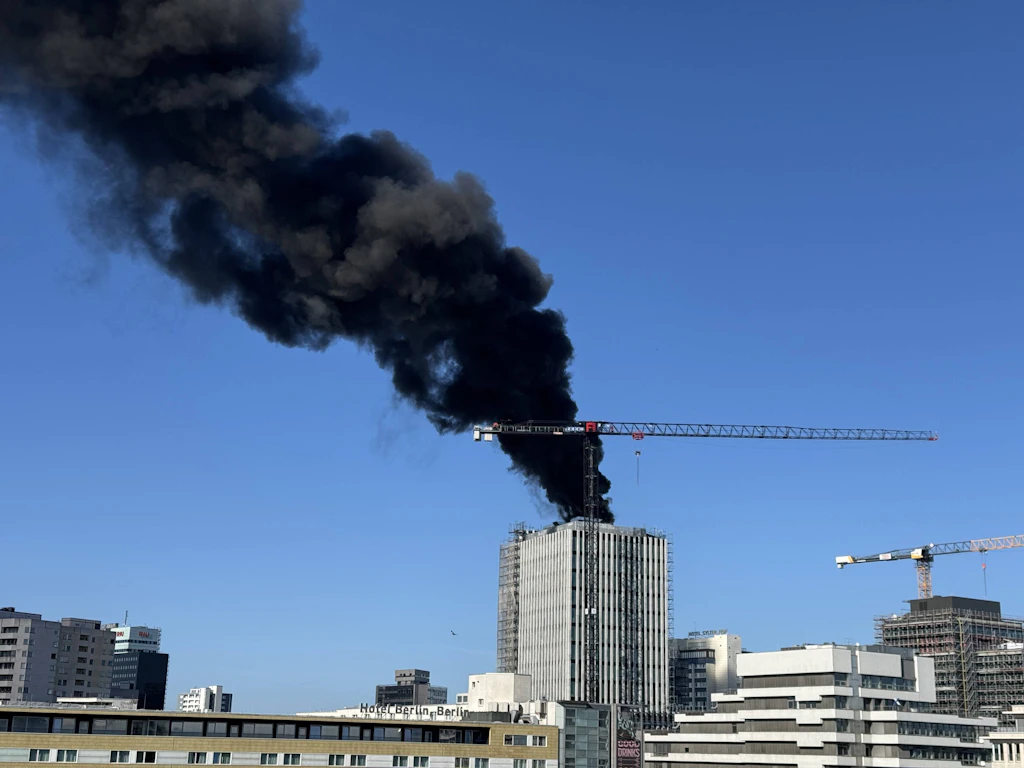 Riesige Rauchwolke, Explosion: Hochhaus in Kurfürstenstraße in Flammen
